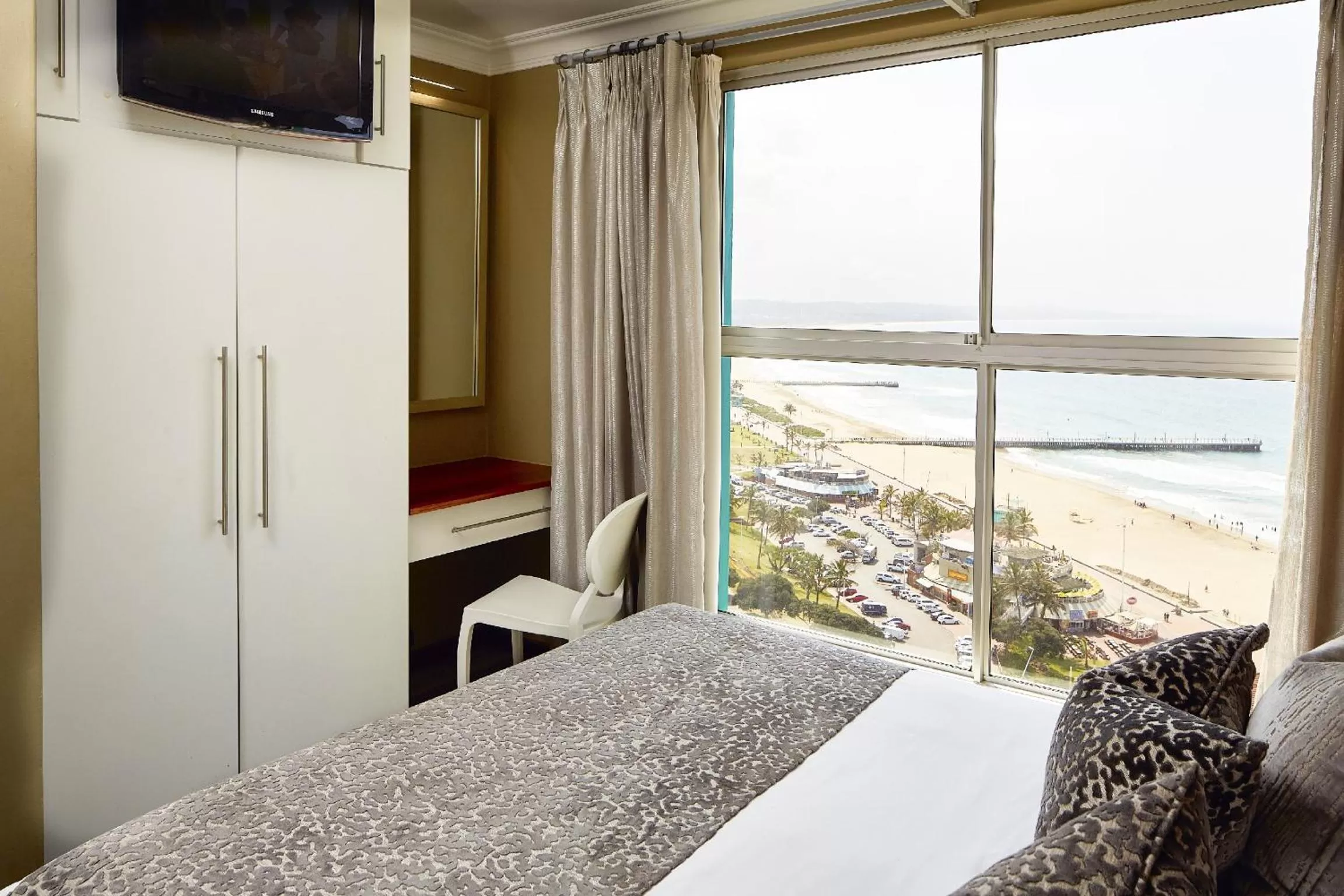 Bedroom, Bed in First Group The Palace All-Suite