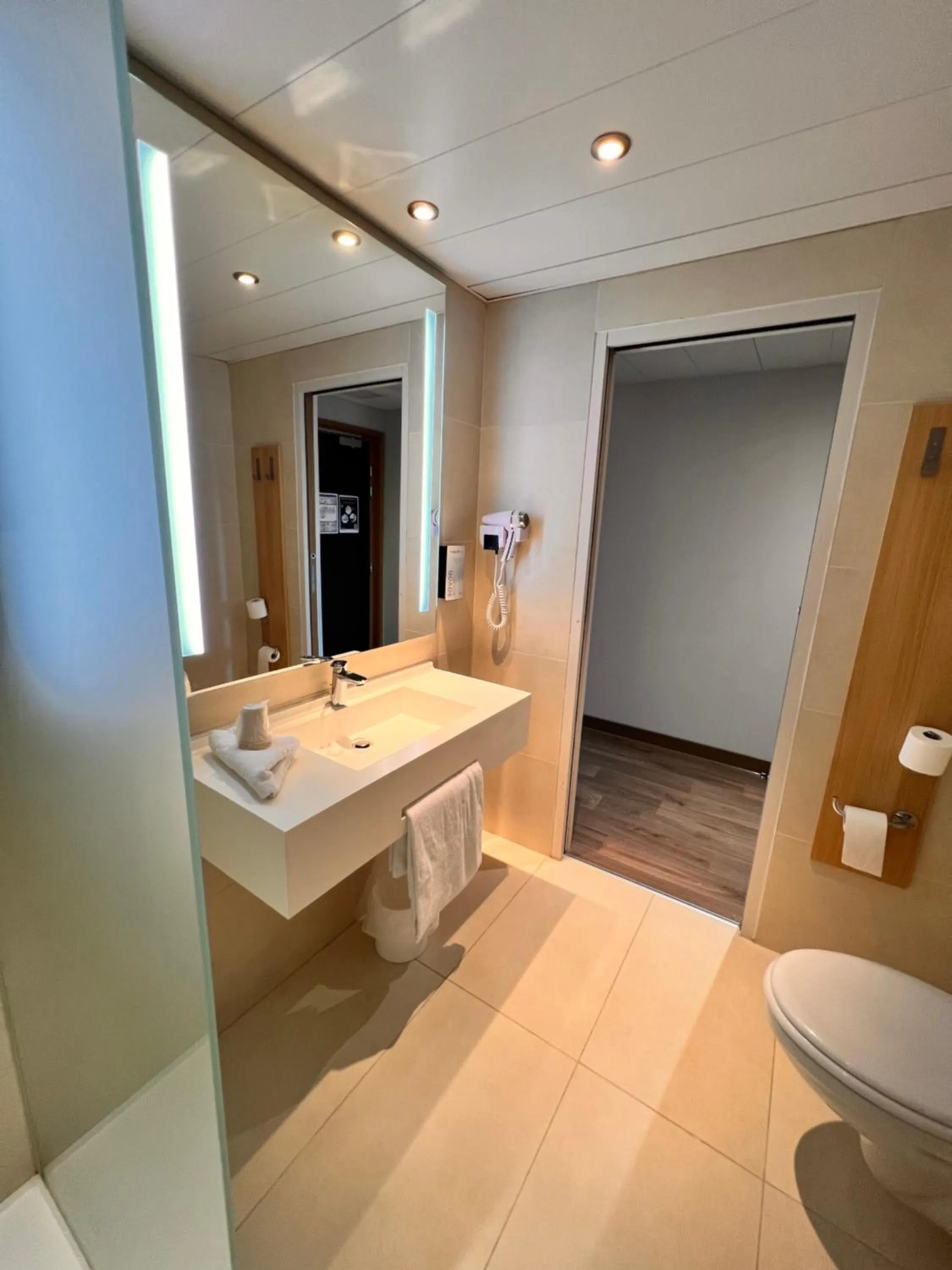 Bathroom in Campanile Metz Nord - Woippy- Porte du Luxembourg A31