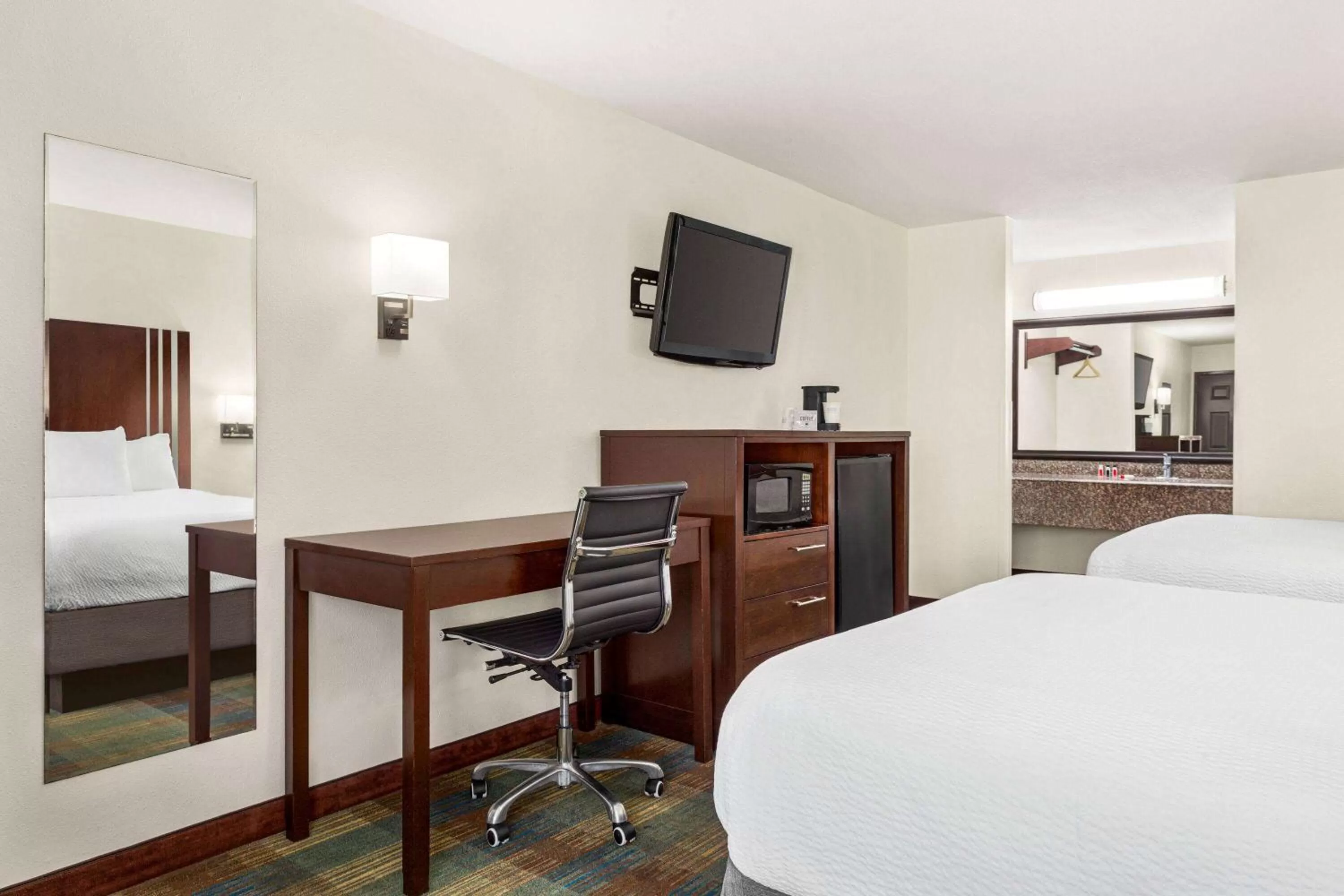 TV and multimedia, Bed in Ramada by Wyndham San Antonio Near SeaWorld - Lackland AFB