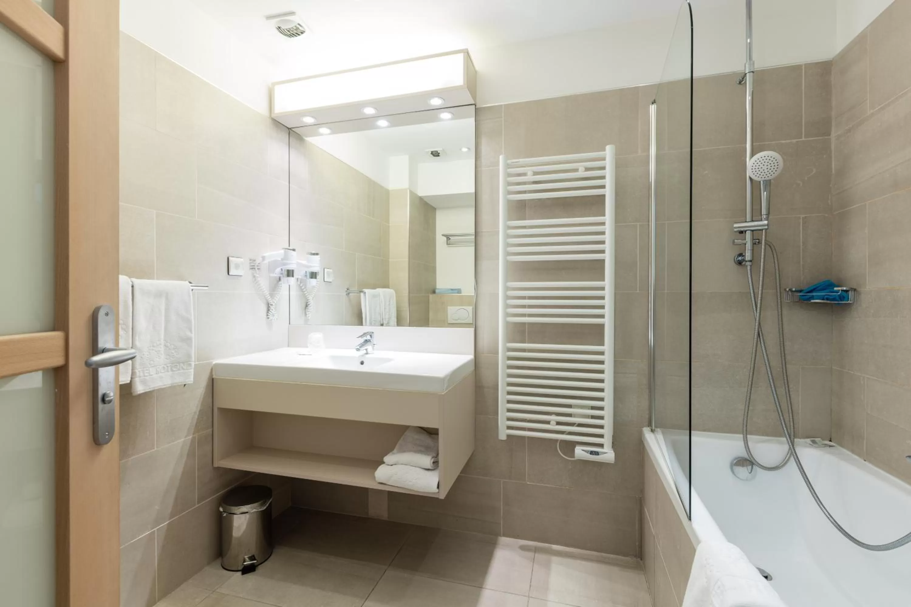 Bathroom in Hôtel Rotonde Aix-en-Provence centre