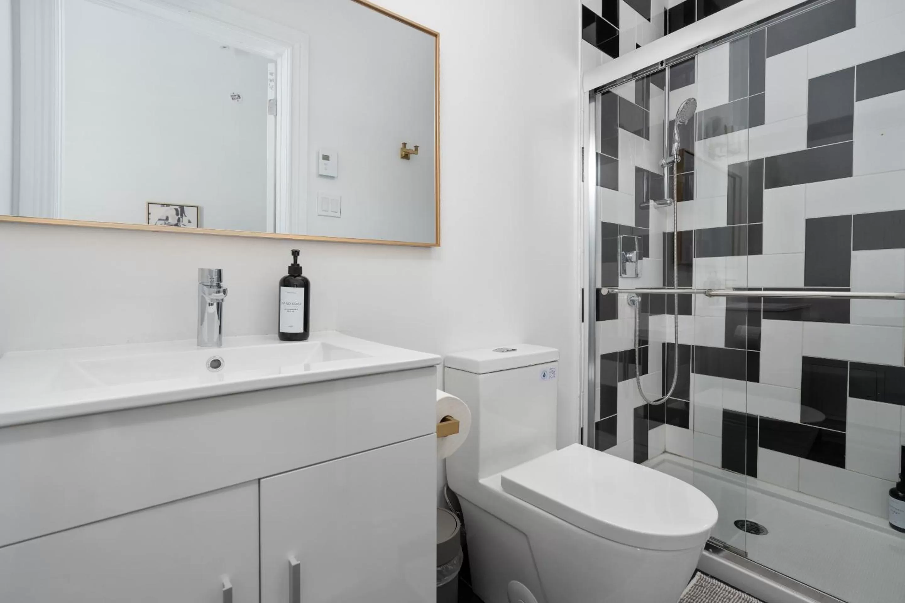 Bathroom in Le Penfield Par Nomade MTL