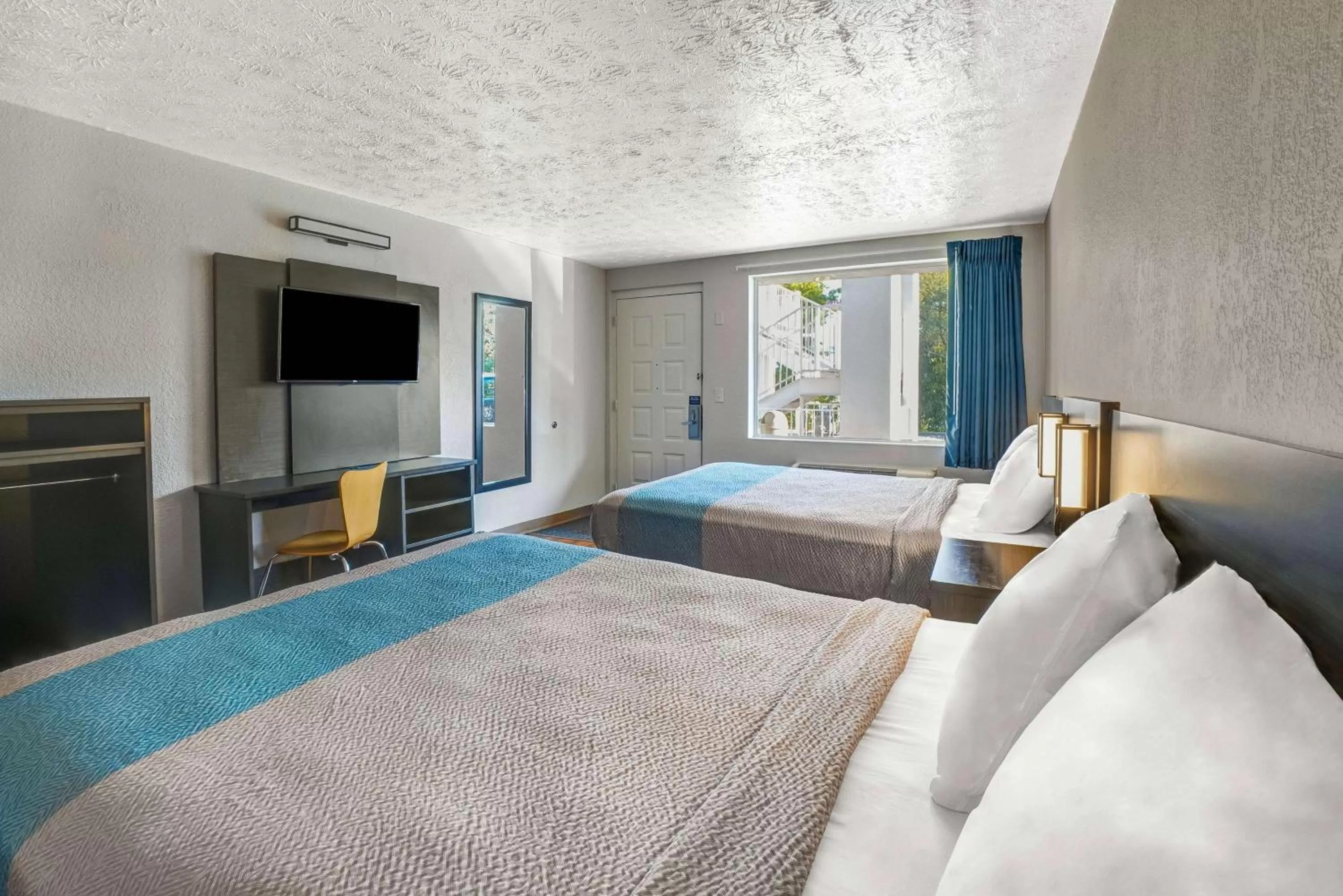 Photo of the whole room, Bed in Motel 6-Lexington, KY - East I-75