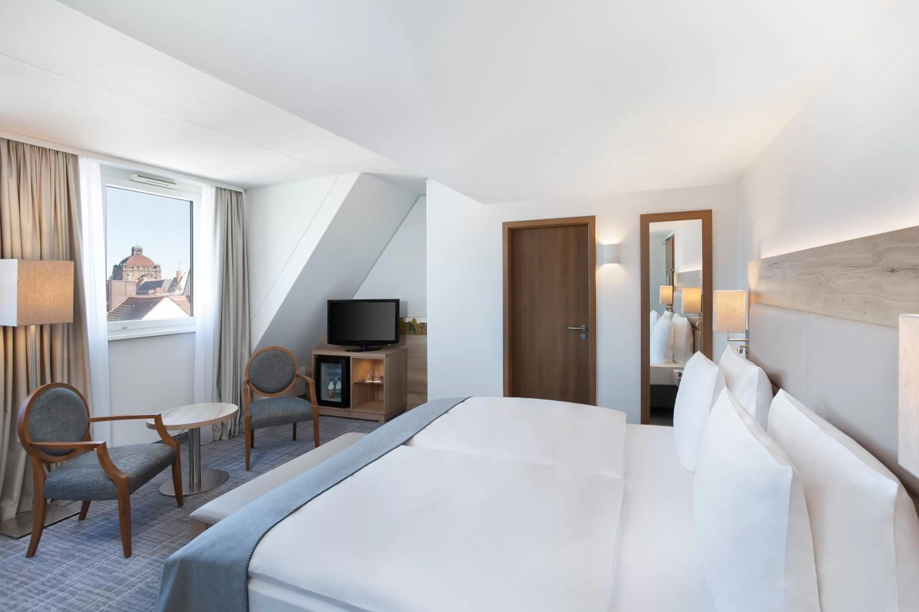 Photo of the whole room, Bed in Holiday Inn Nürnberg City Centre by IHG