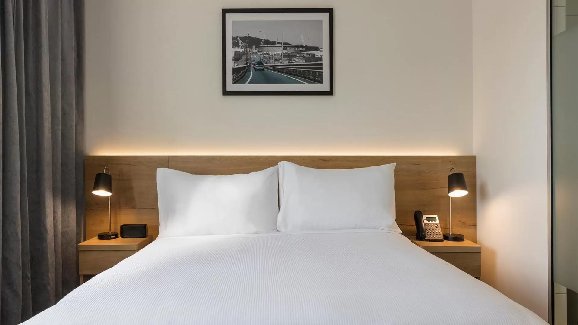 Bed in Oaks Wellington Hotel