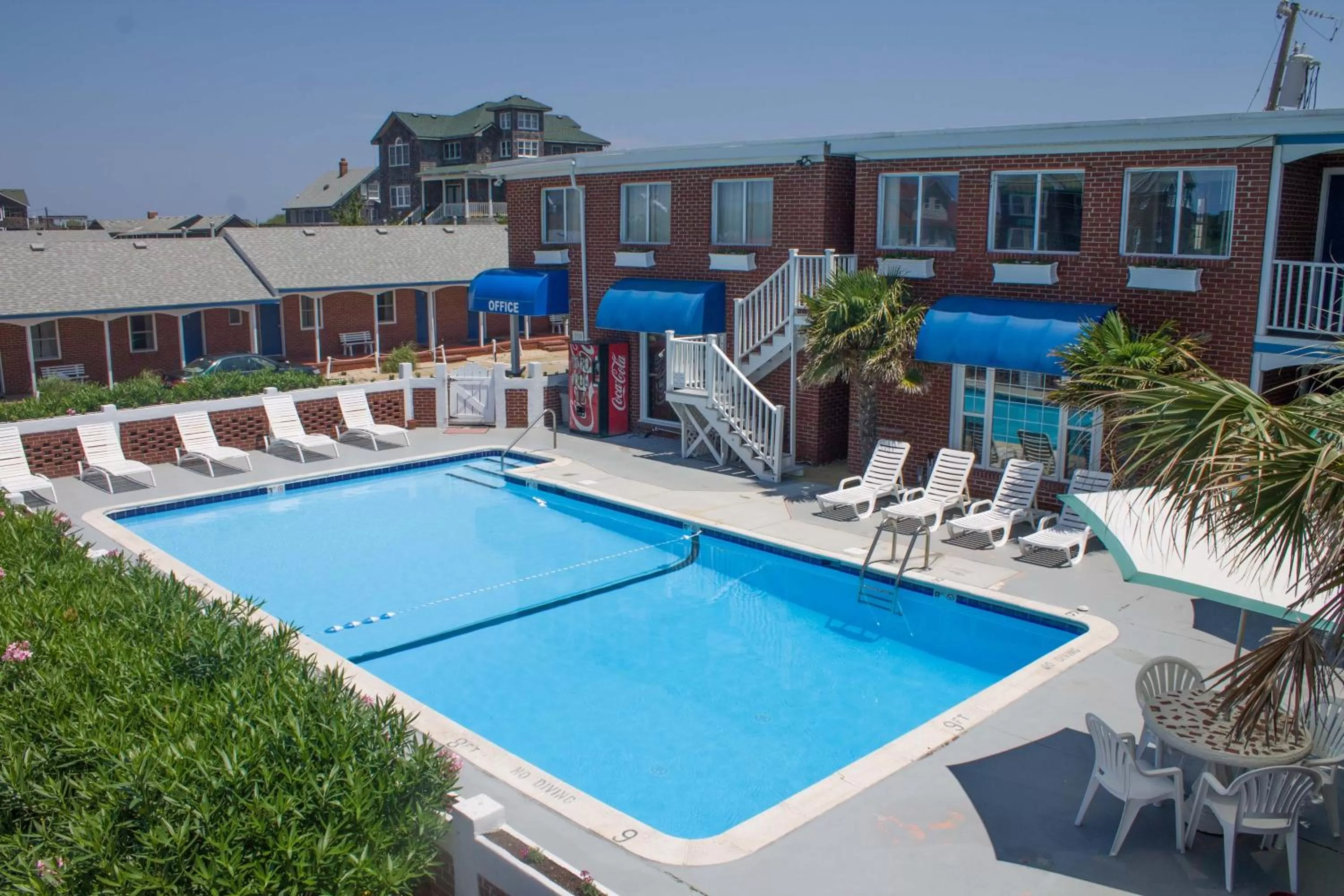 Swimming pool in Colonial Inn
