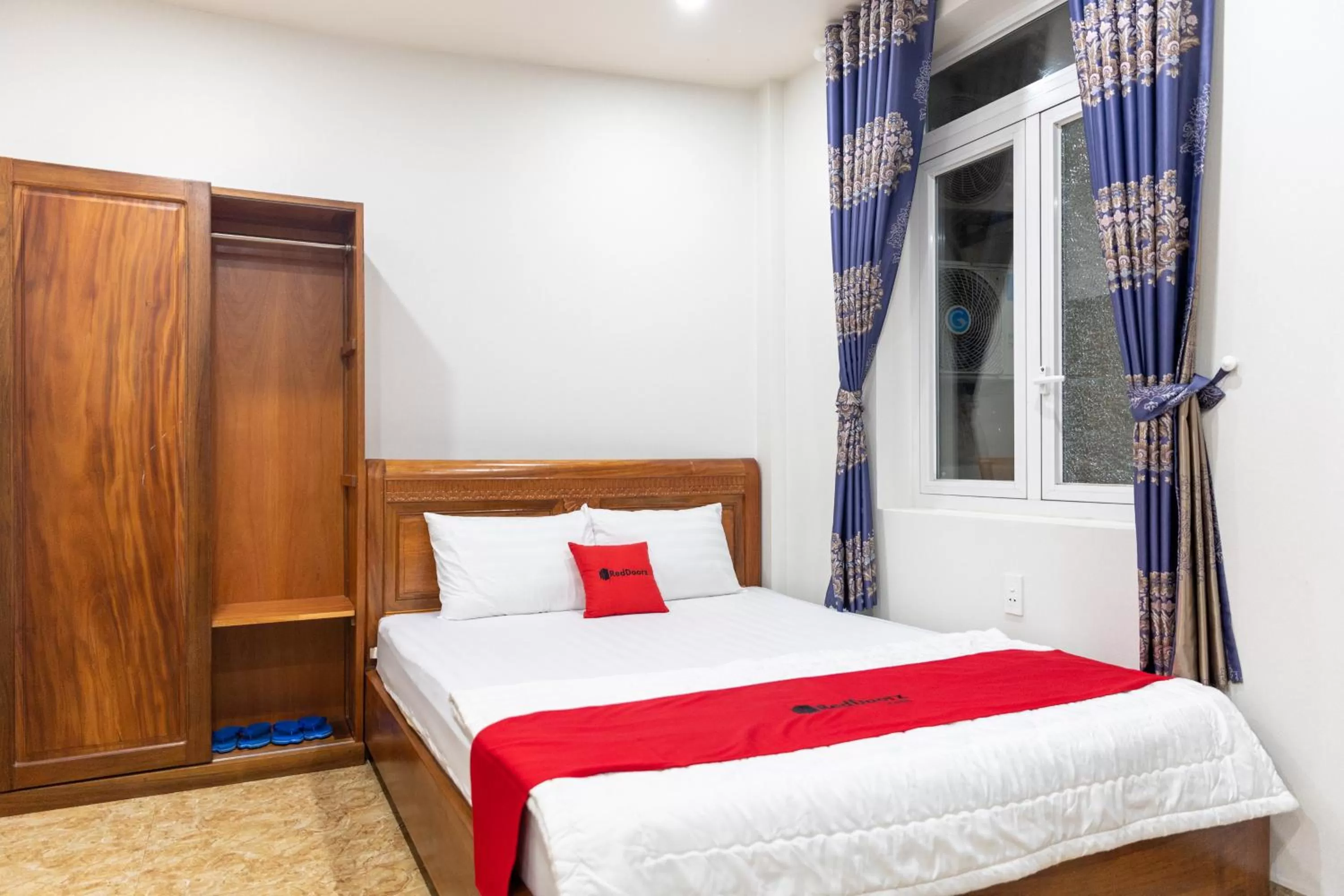 Queen Room with Balcony in Yoyo Airport Saigon Hotel