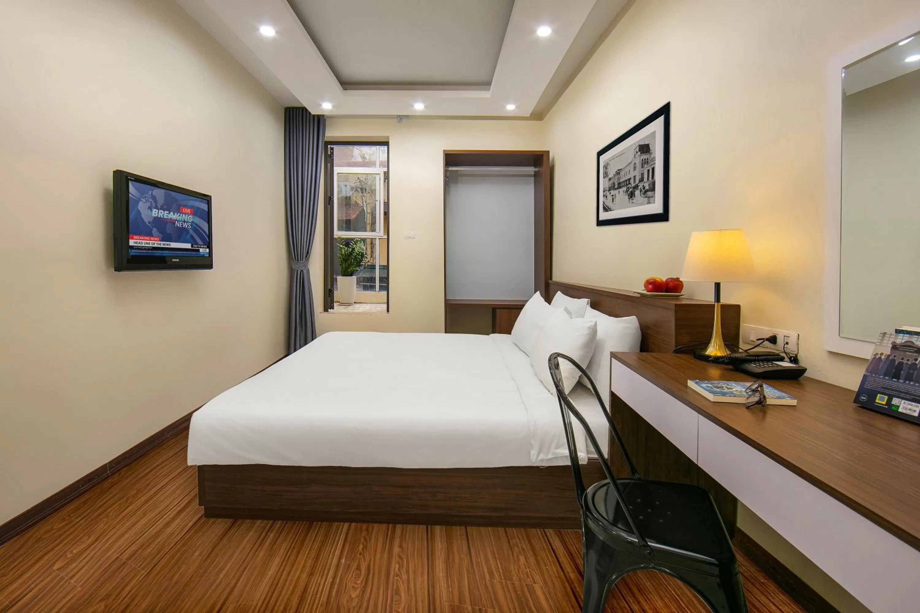 Bed in Queen Cafe Hotel & Pub