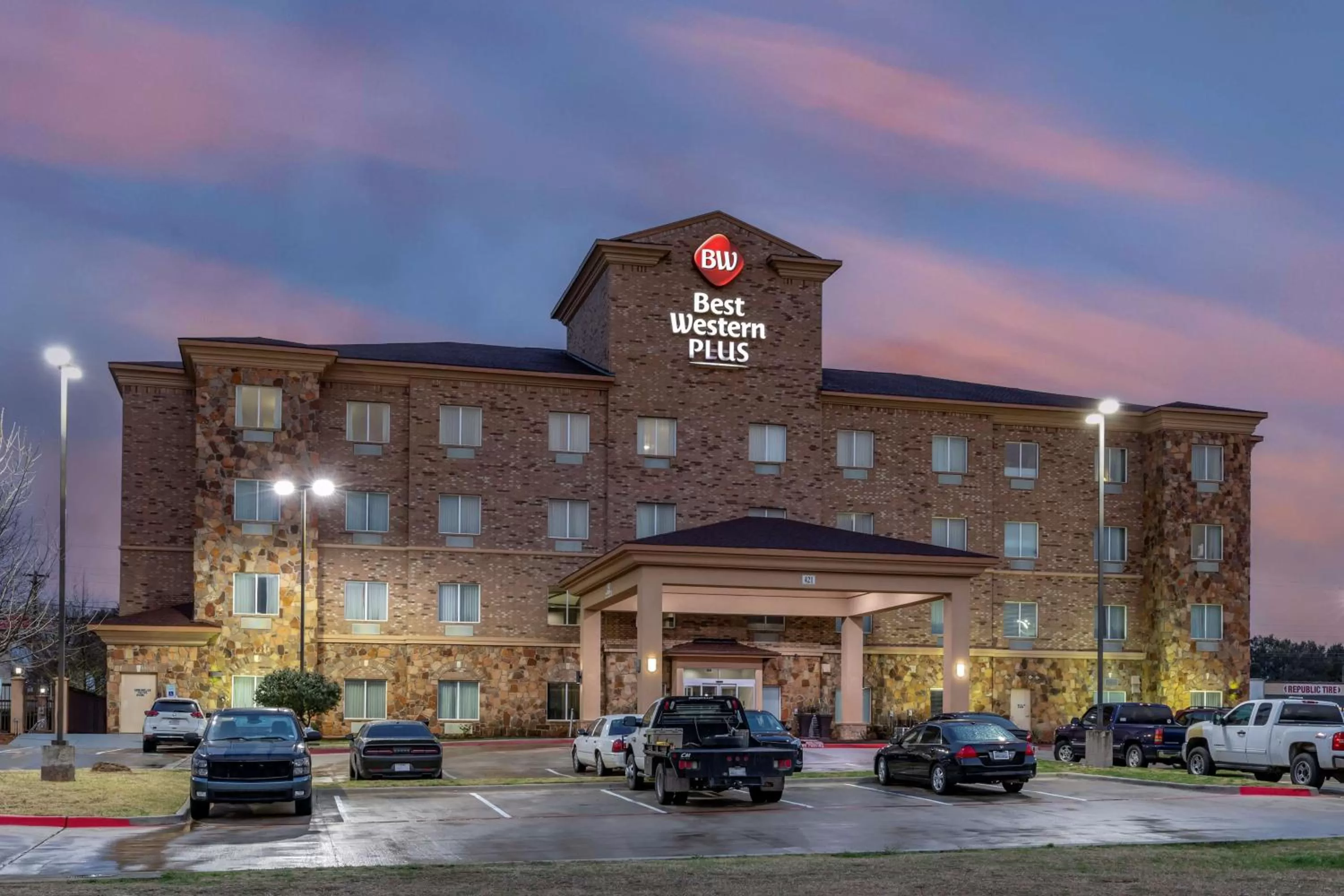 Property building in Best Western Plus DFW Airport West Euless