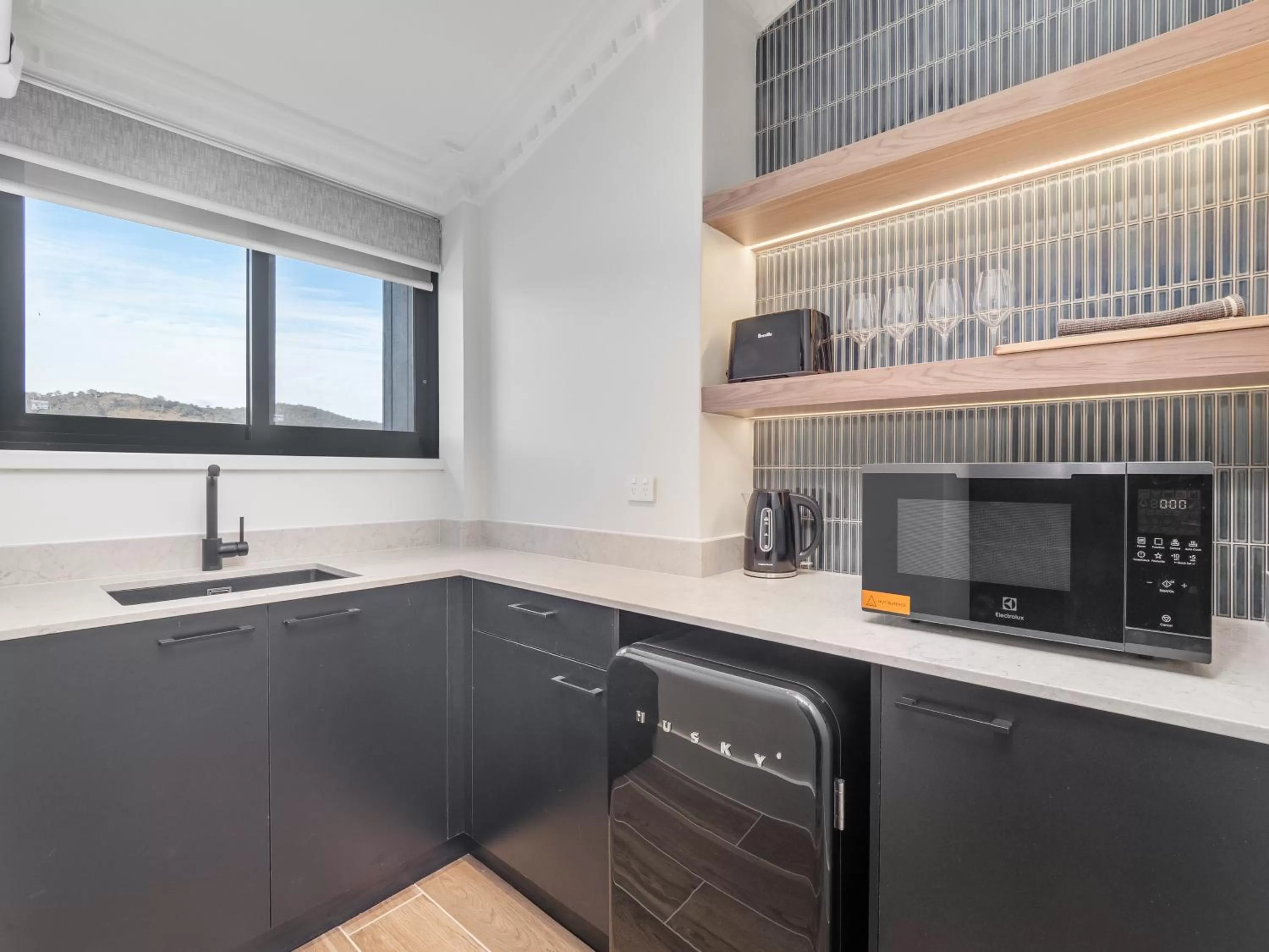 Kitchen or kitchenette in Banjo Paterson Inn