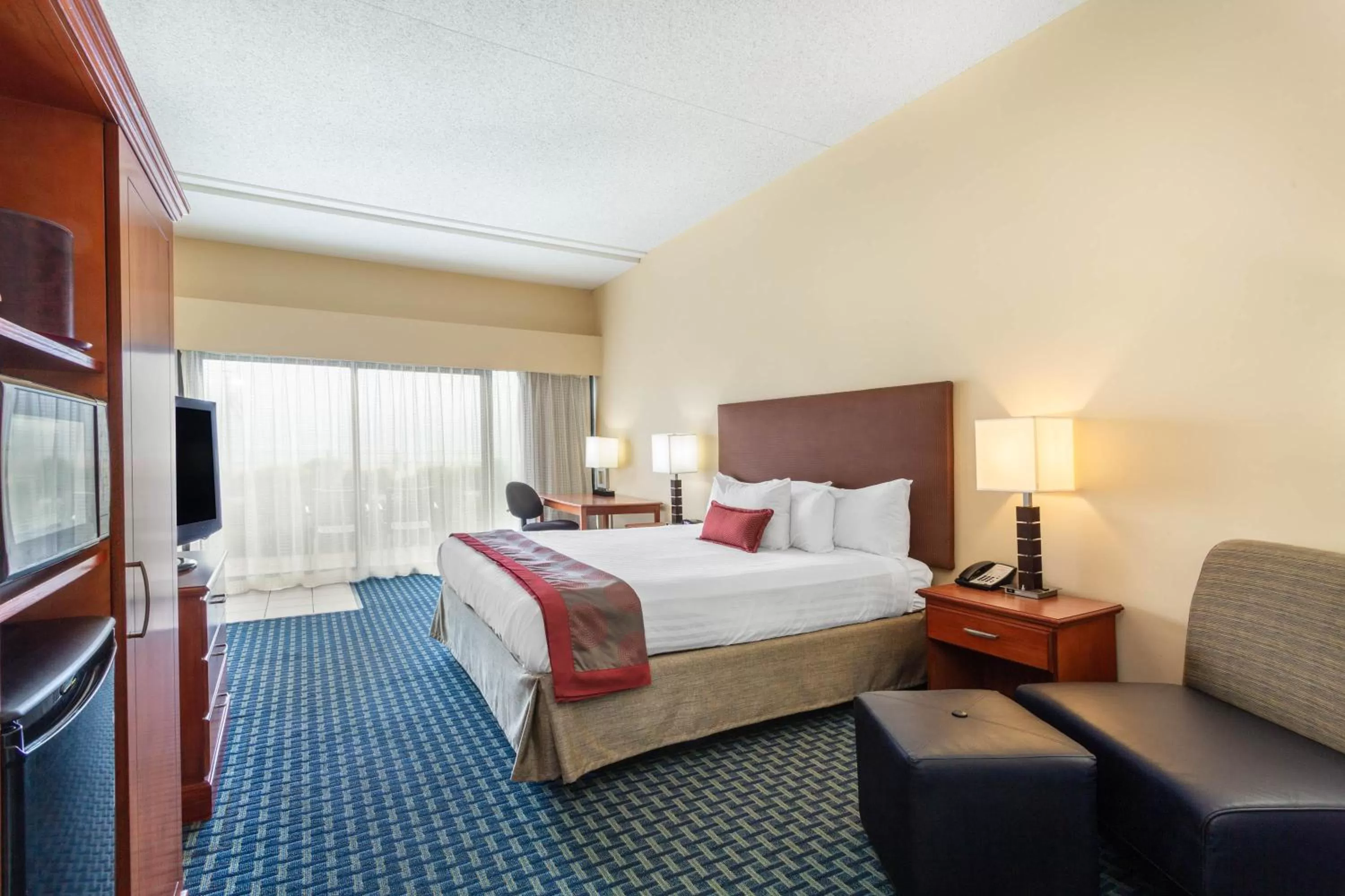 Balcony/Terrace, Bed in Ramada Plaza by Wyndham Virginia Beach Oceanfront