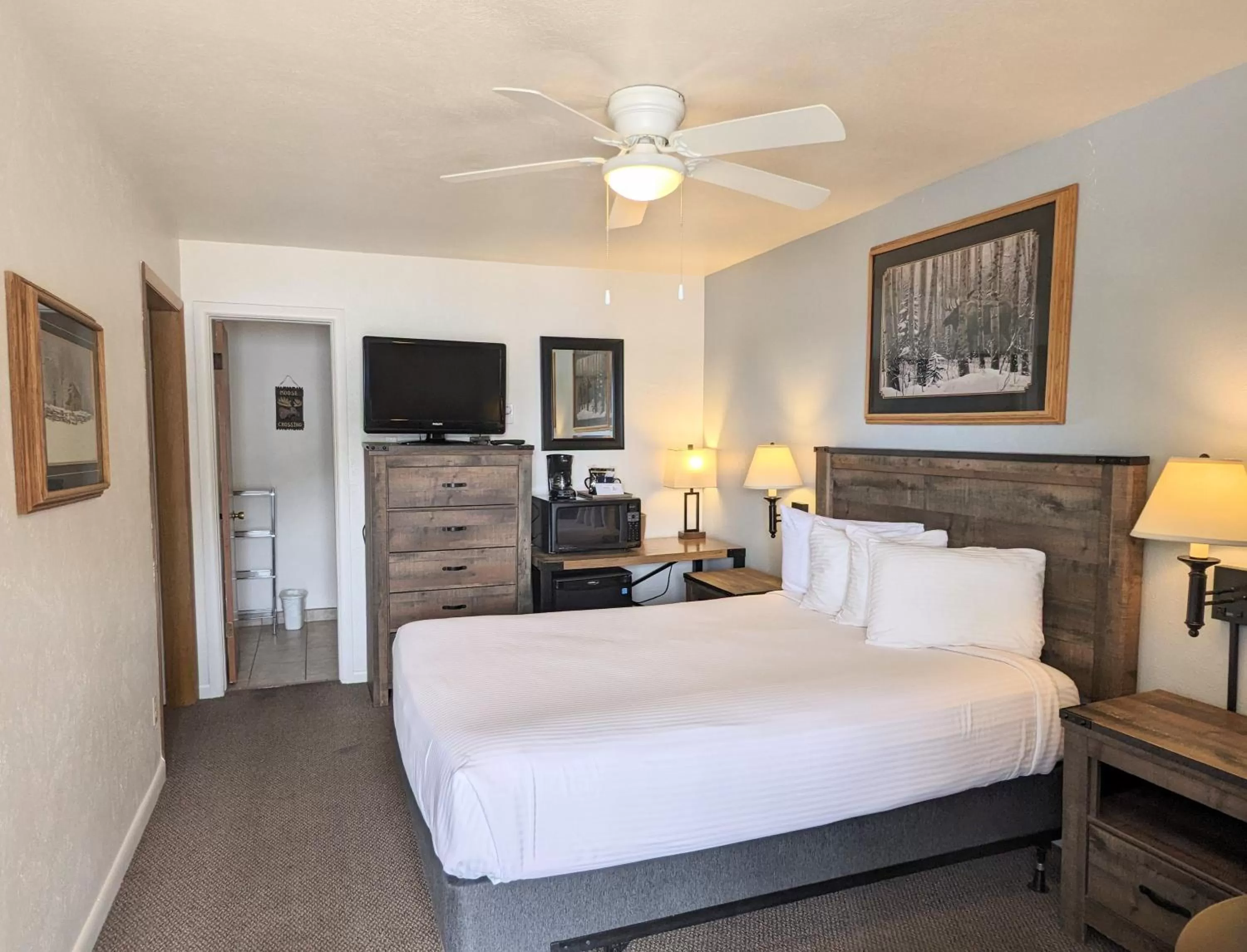 Photo of the whole room, Bed in Western Riviera Lakeside Lodging