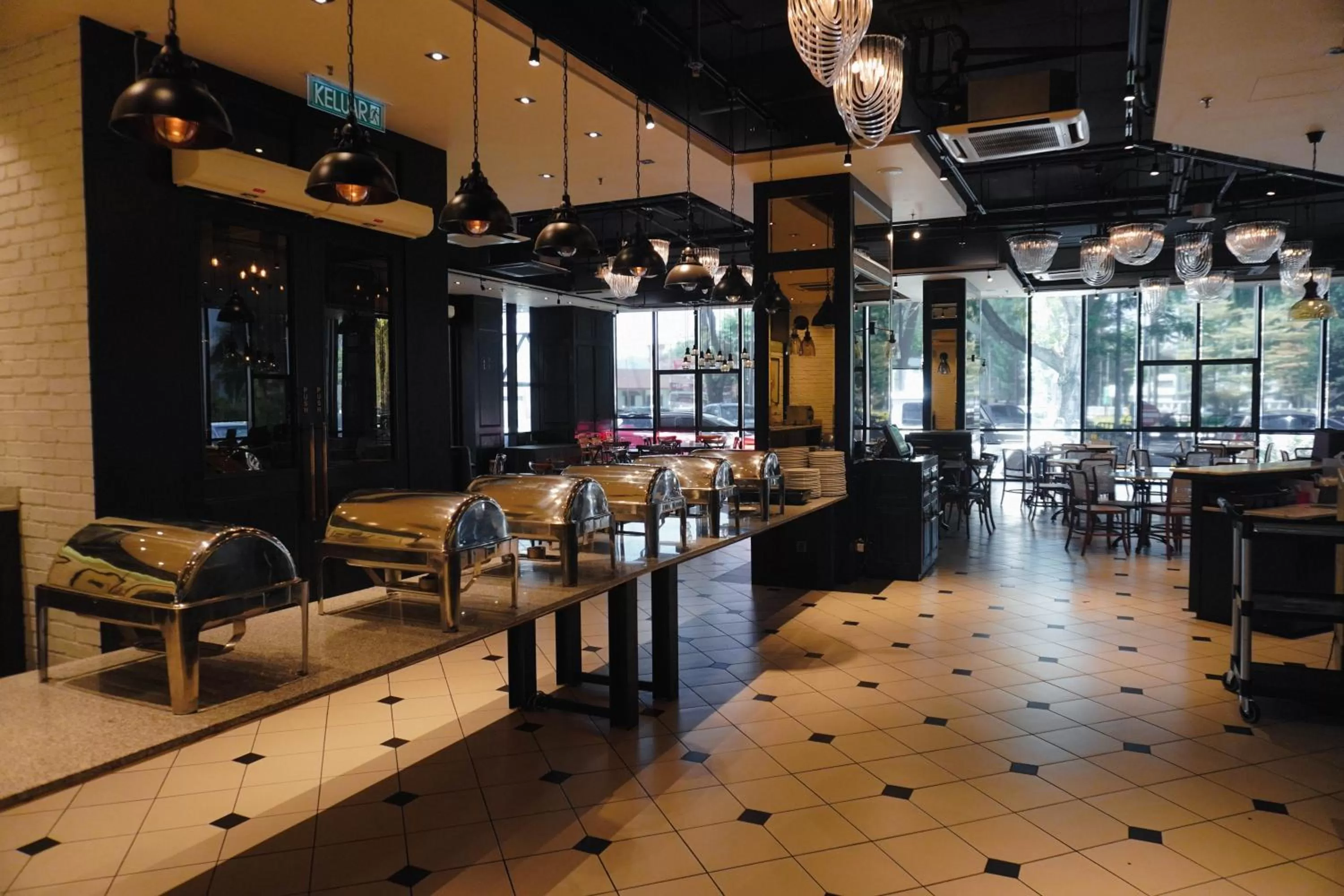 Restaurant/places to eat in M Roof Hotel & Residences