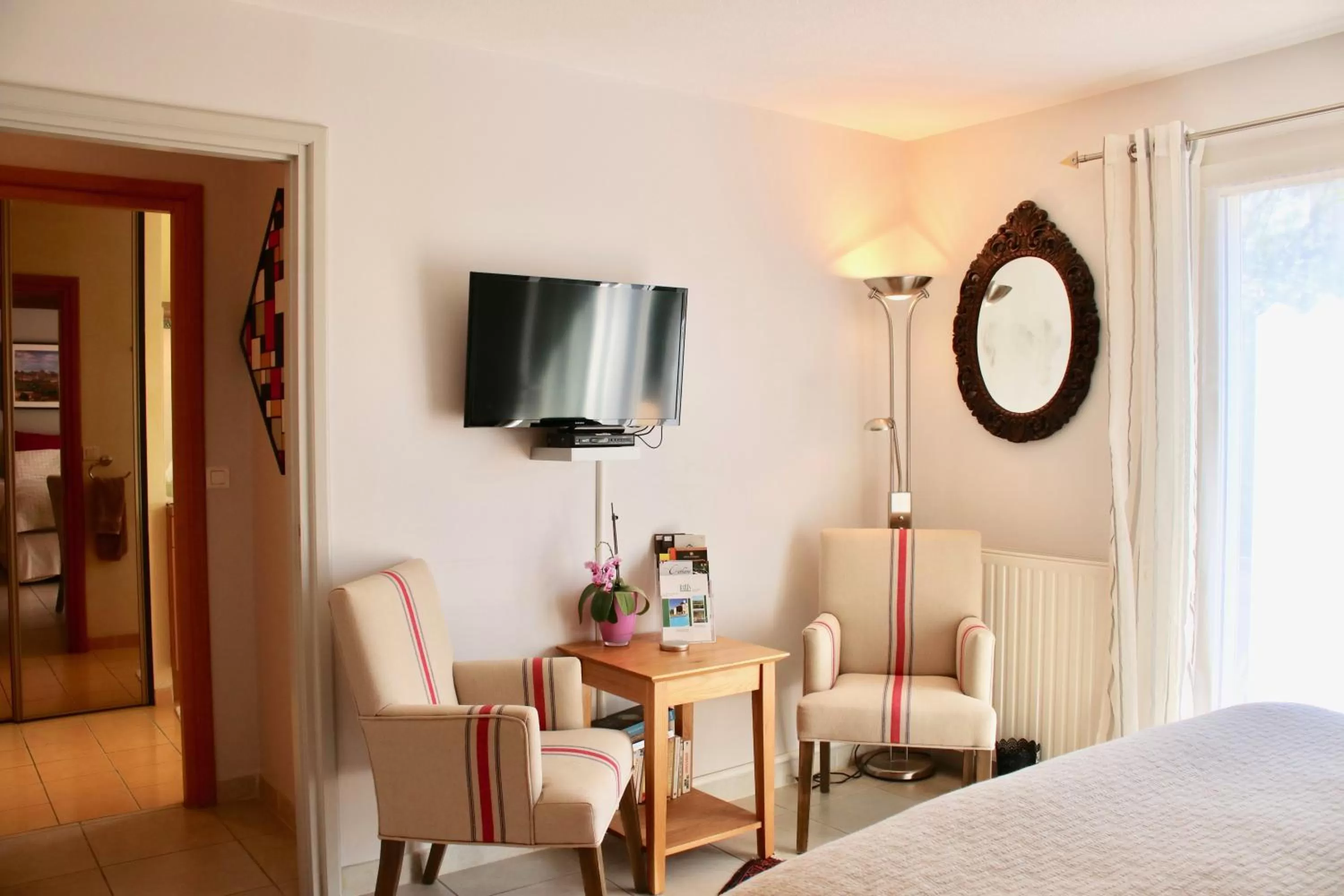 Seating area, Bed in B&B-Les Balcons de Maragon