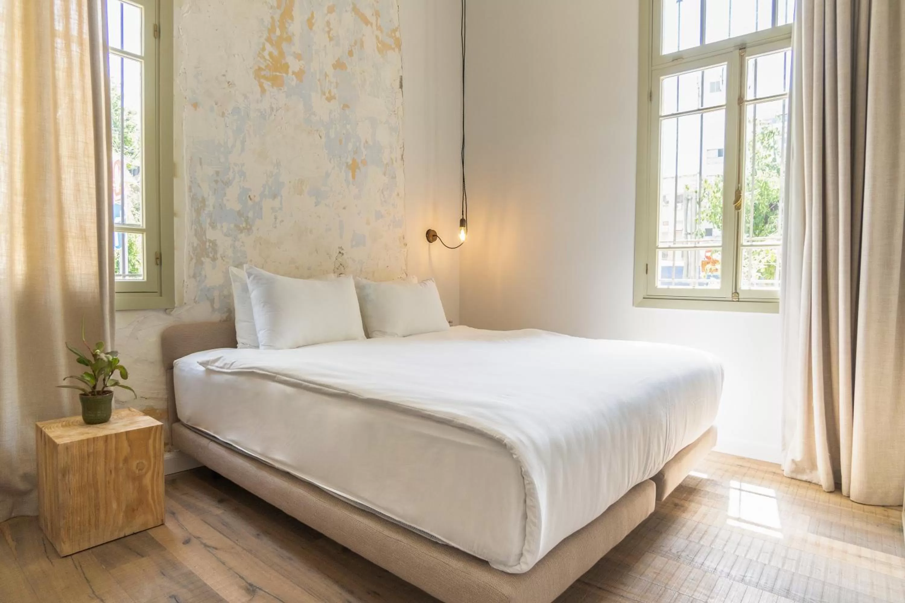 Bedroom, Bed in Ruby