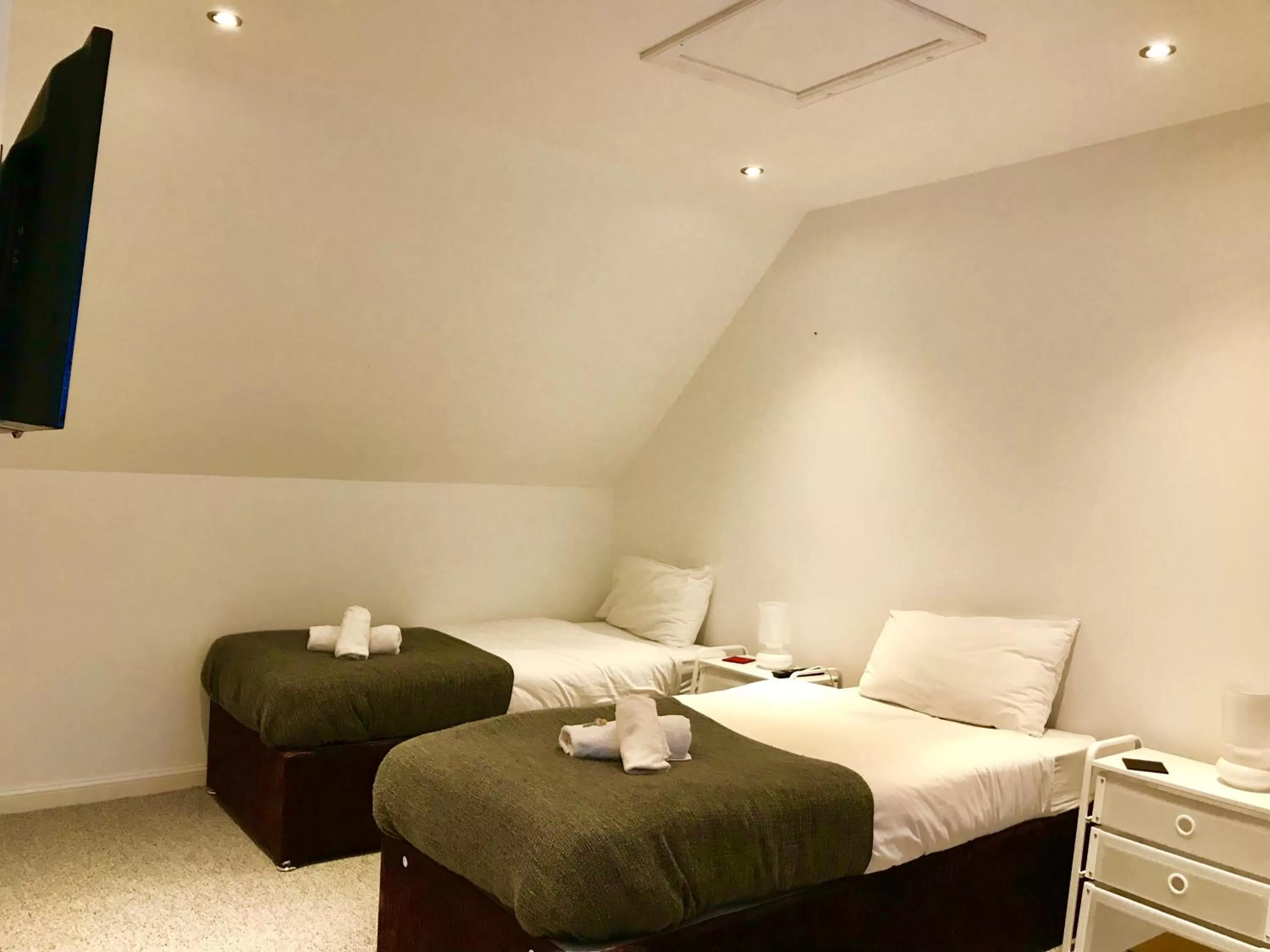 Bedroom, Bed in Drumdevan Country House, Inverness