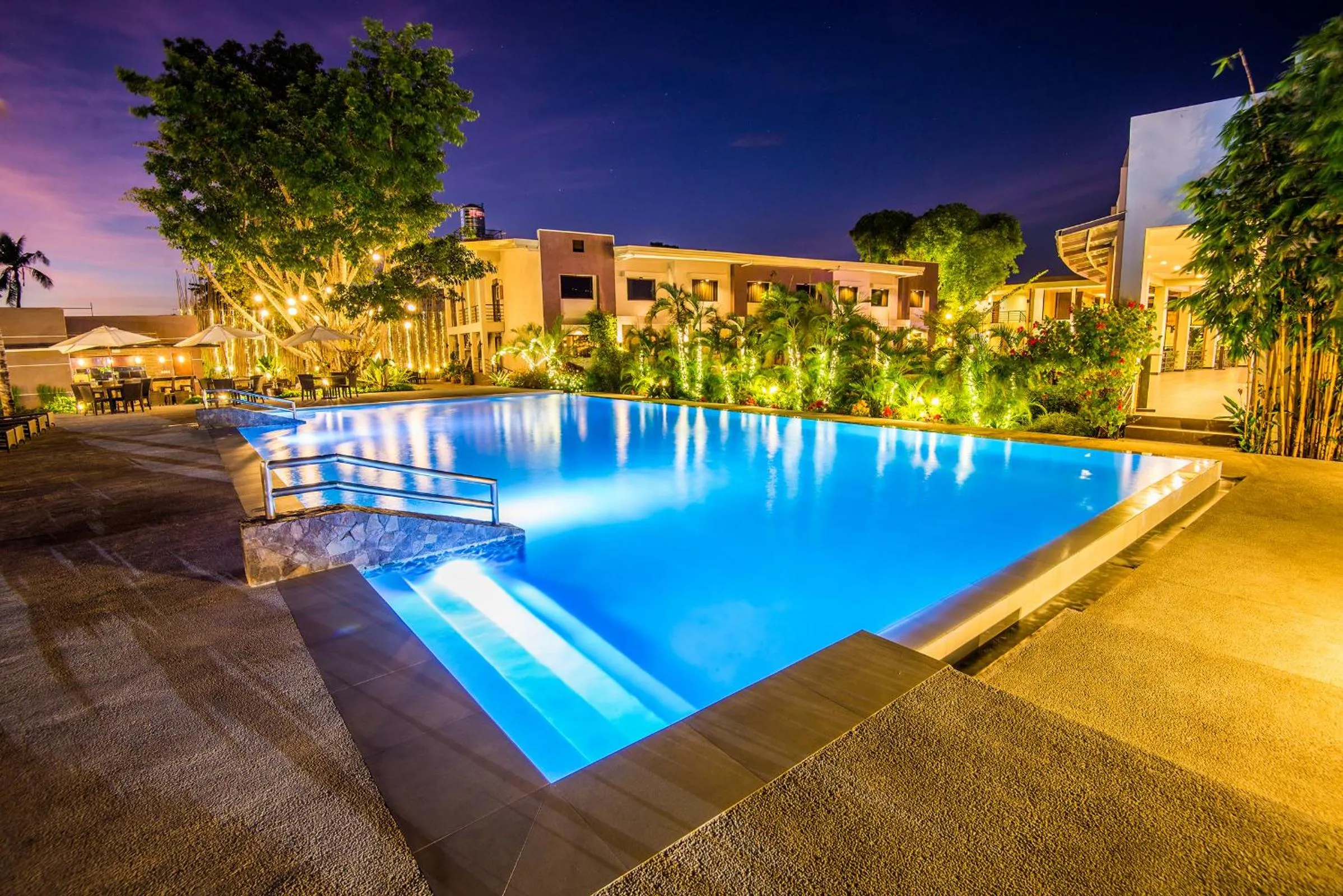 Swimming pool in Ariana Hotel