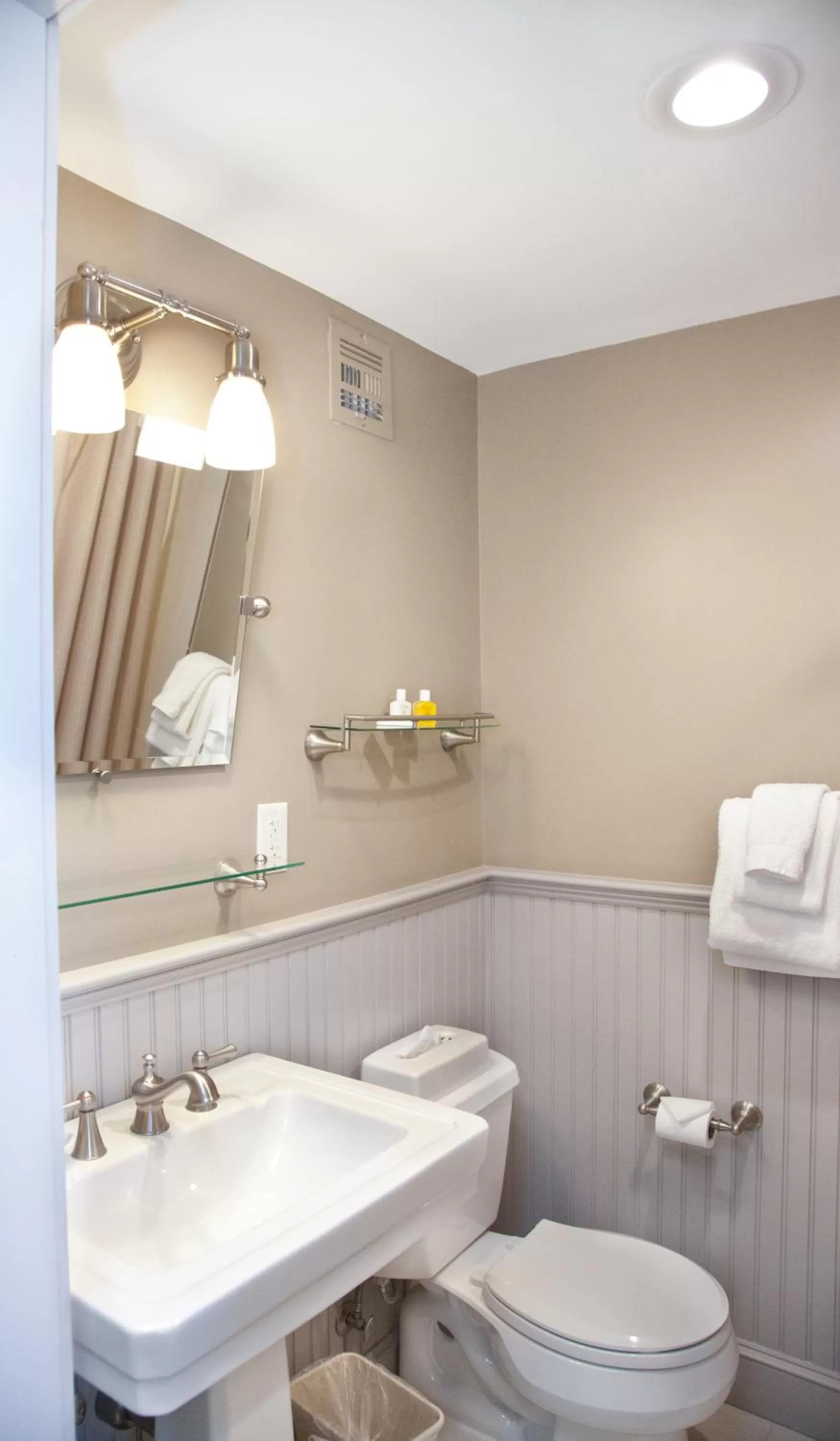 Bathroom in Concord's Colonial Inn