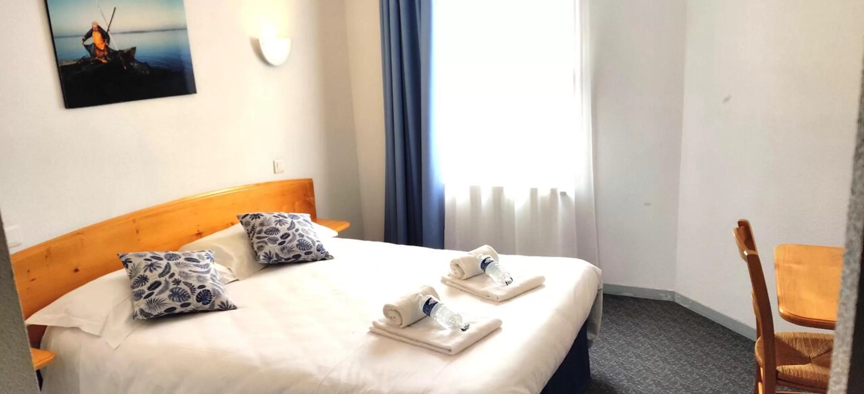 Shower, Bed in Hotel La Bosselle