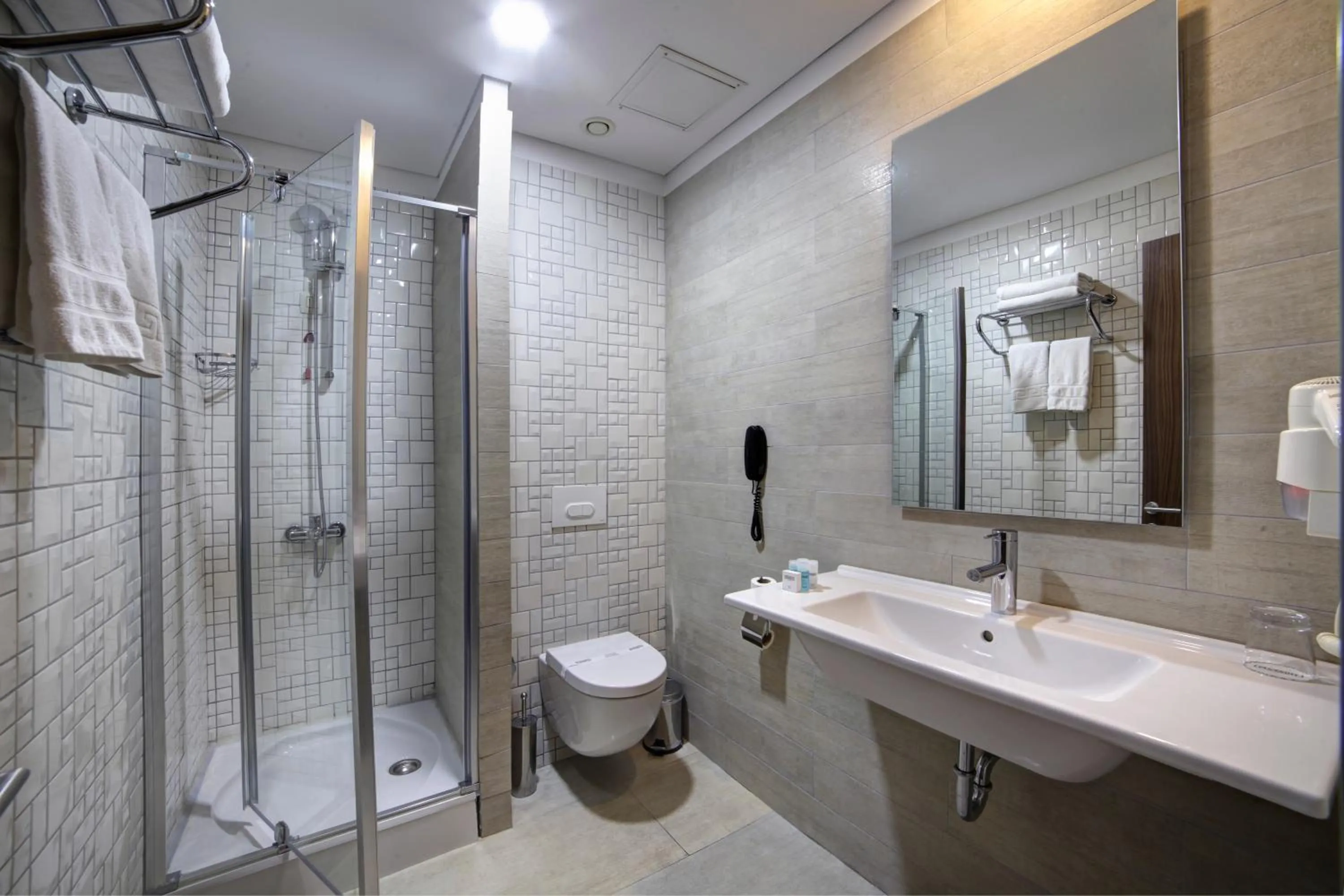 Shower in Plus Hotel Bostanci Atasehir