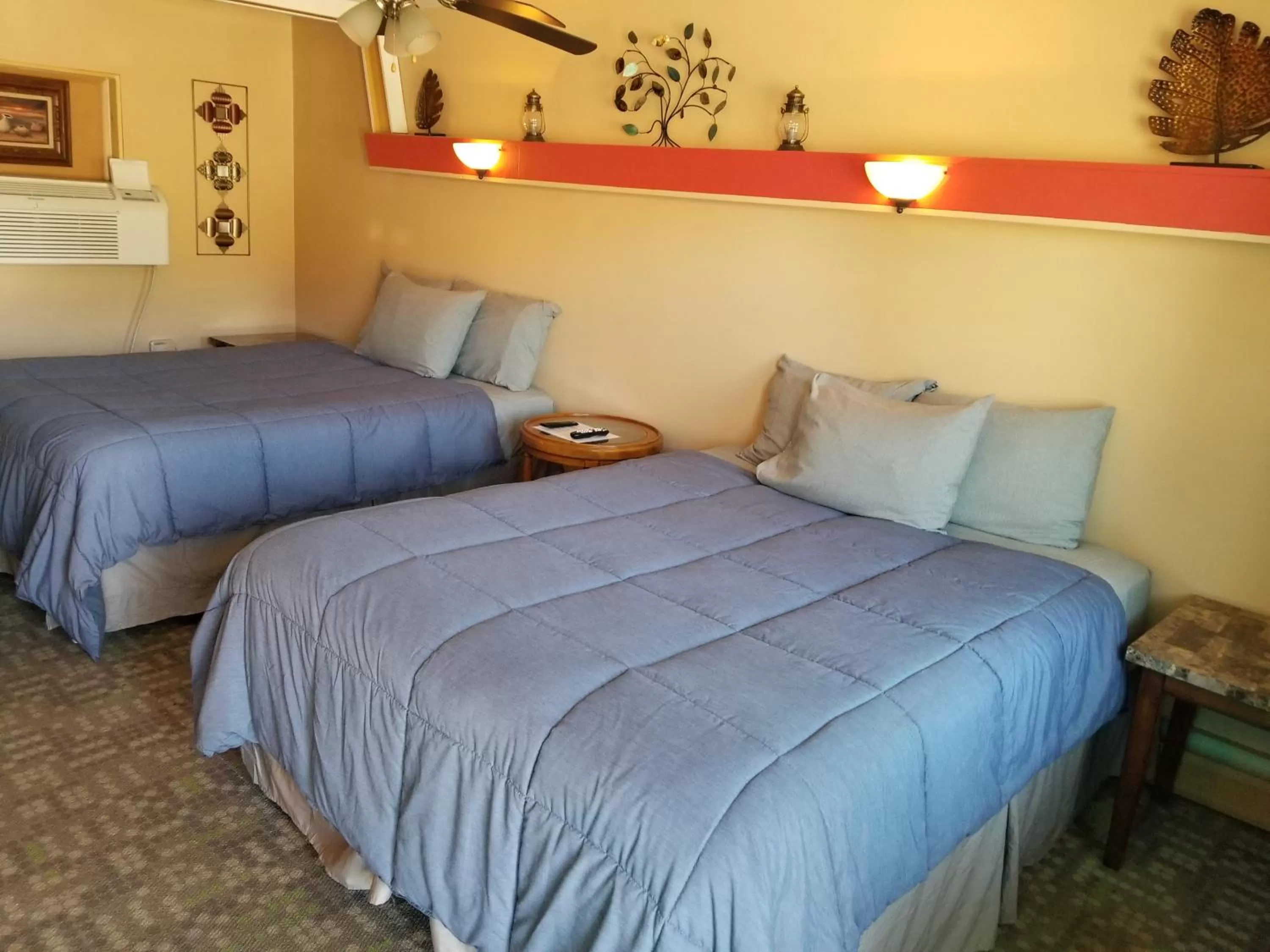 Photo of the whole room, Bed in Two Rivers Inn