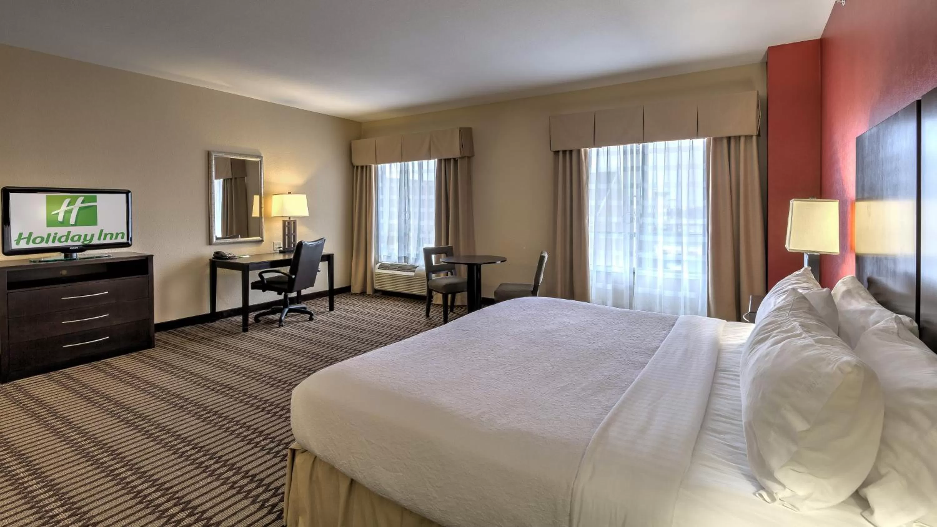 Photo of the whole room, Bed in Holiday Inn North Quail Springs by IHG