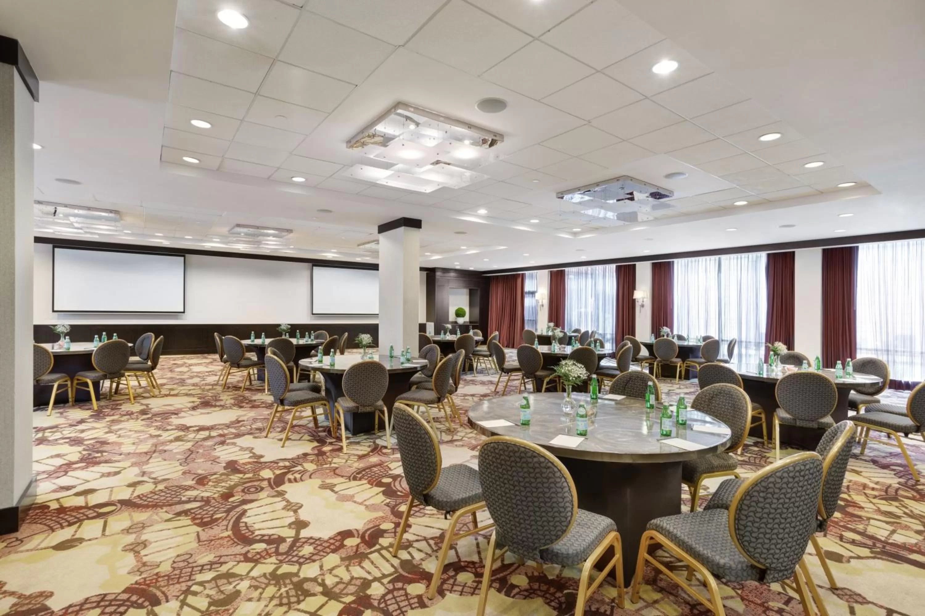 Meeting/conference room in Crowne Plaza Houston Galleria Area by IHG