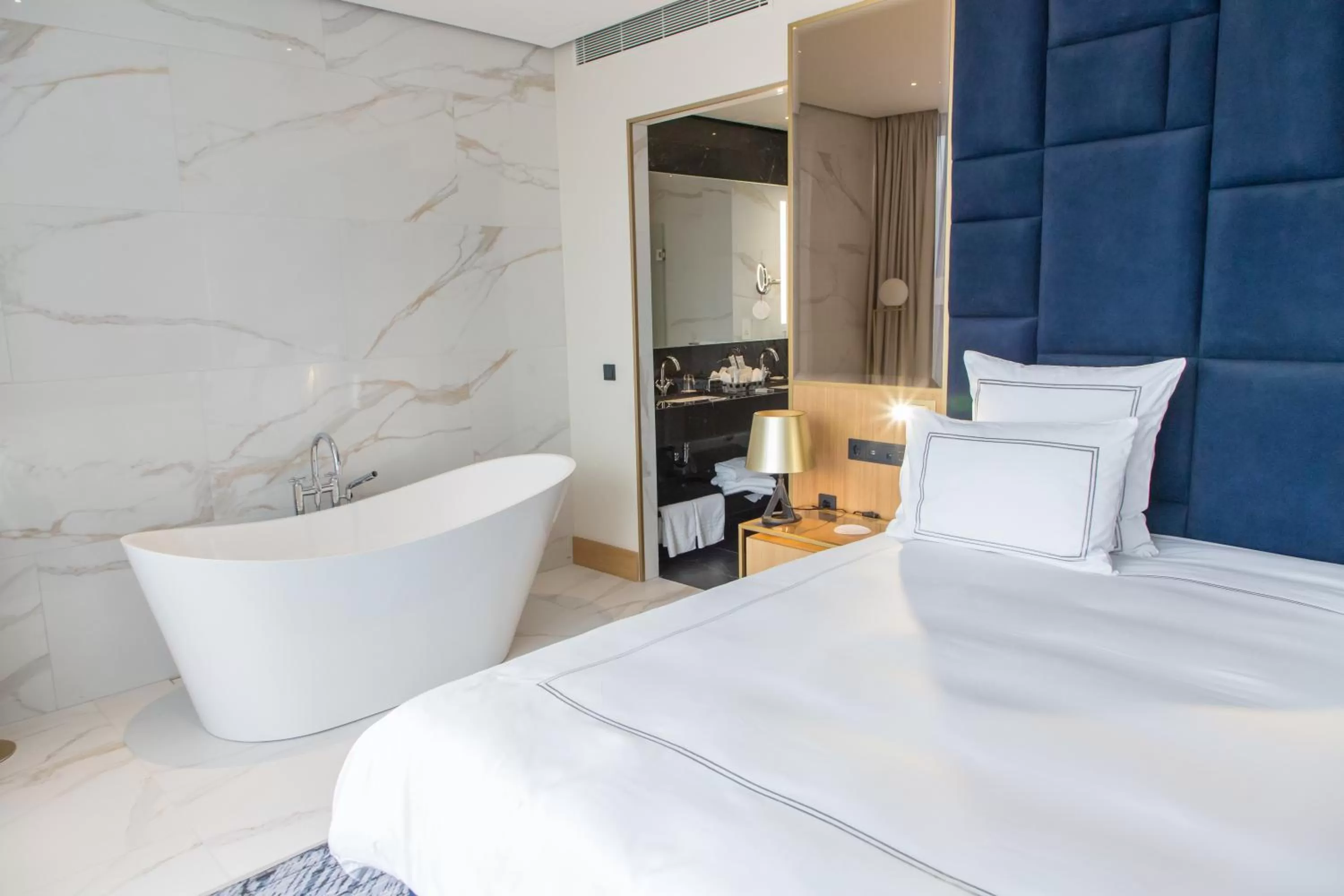 Bathroom, Bed in Swissotel Sarajevo
