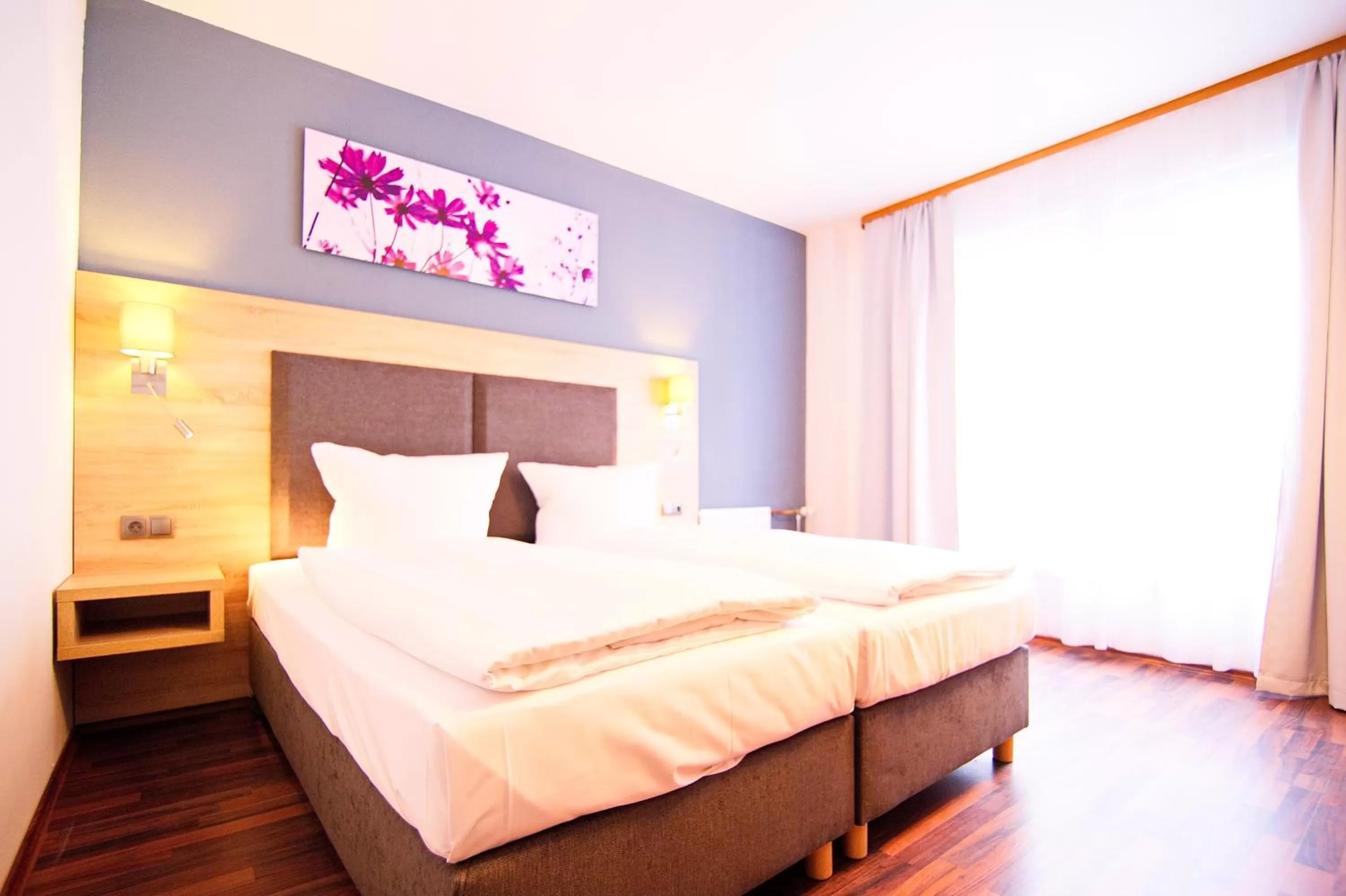 Photo of the whole room, Bed in BlnCty Hotel