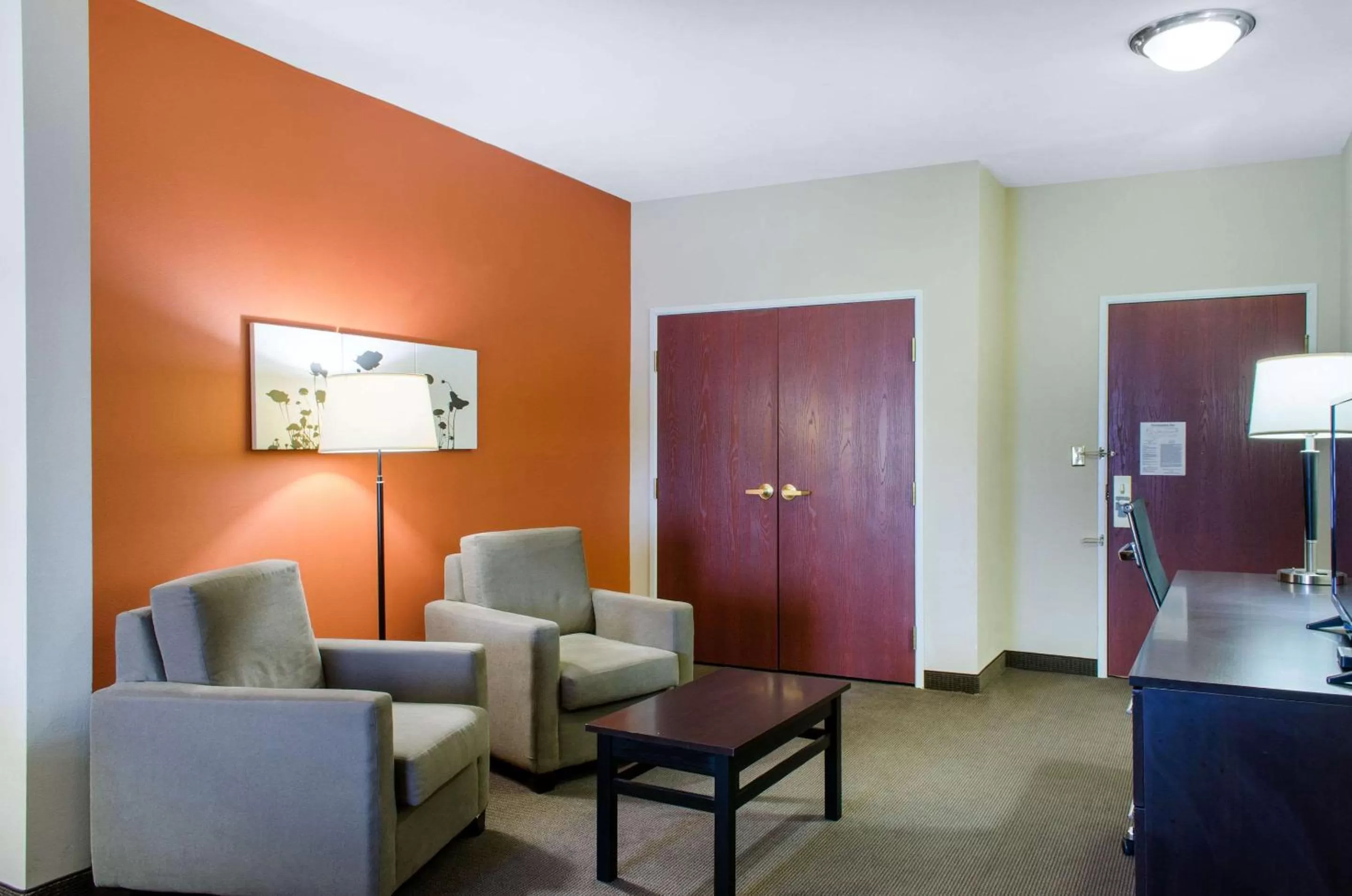 Photo of the whole room, Seating Area in Sleep Inn & Suites East Chase