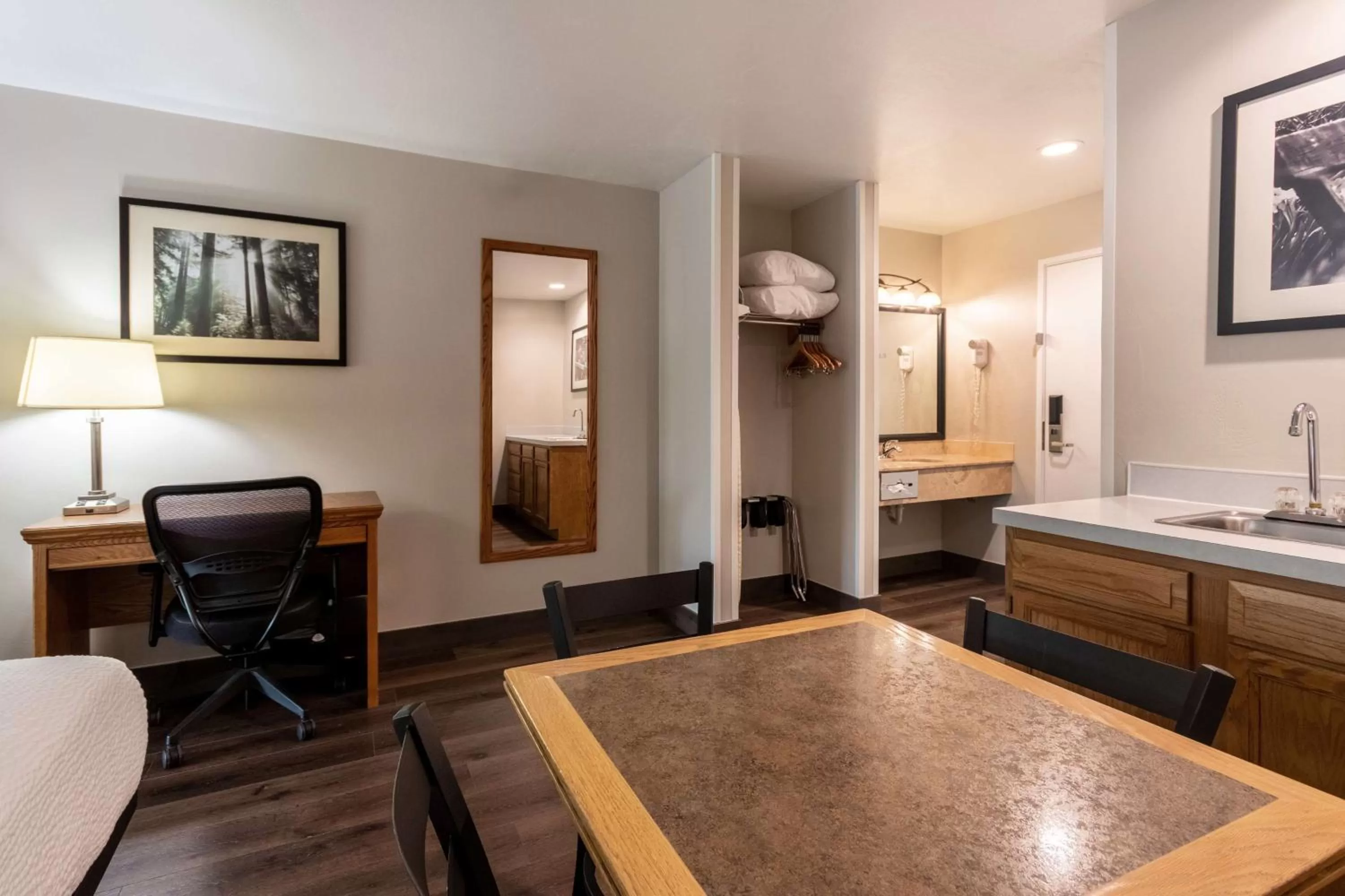 Bedroom in SureStay Plus Hotel by Best Western Rexburg