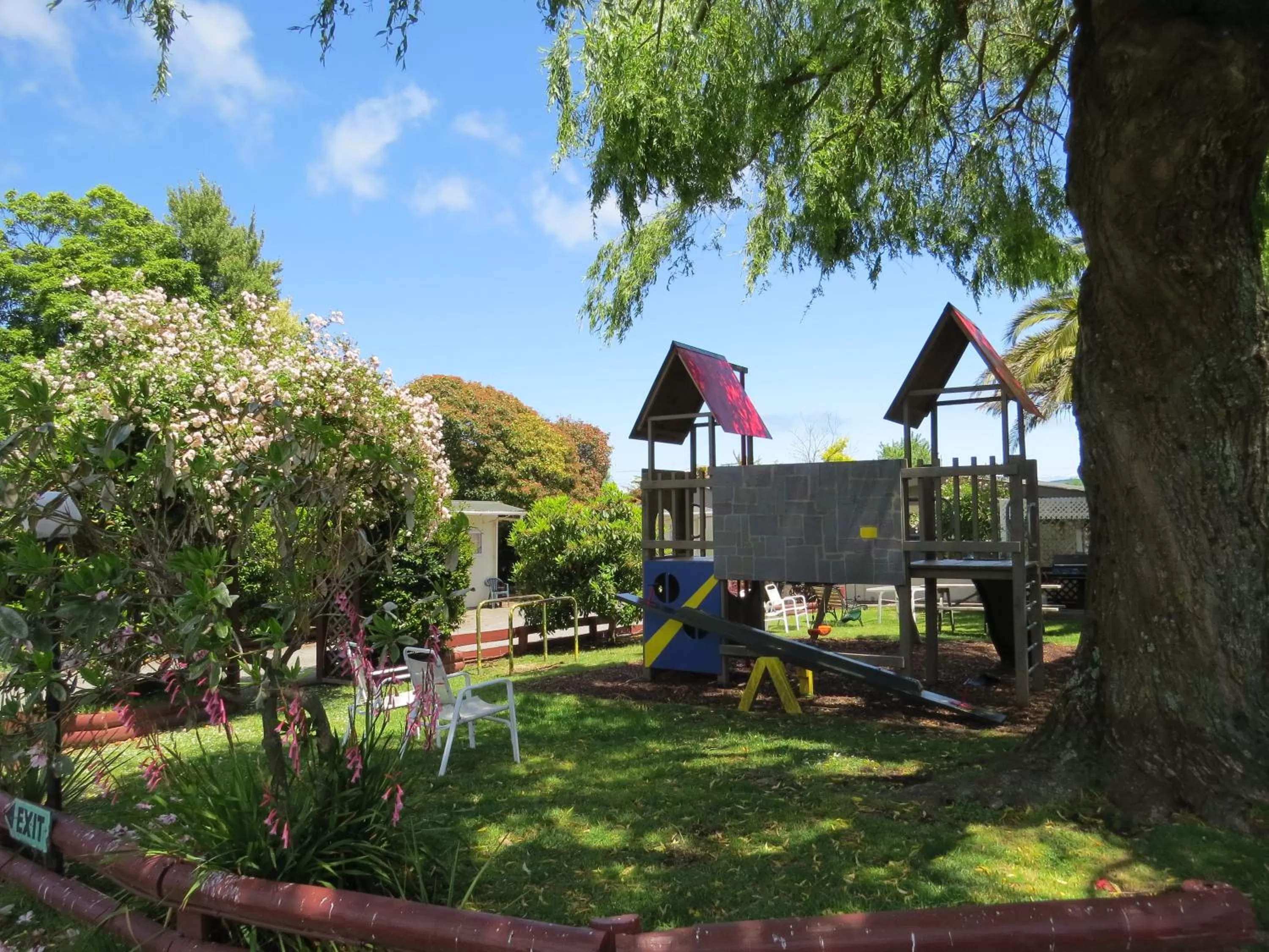 Day in Camellia Court Family Motel