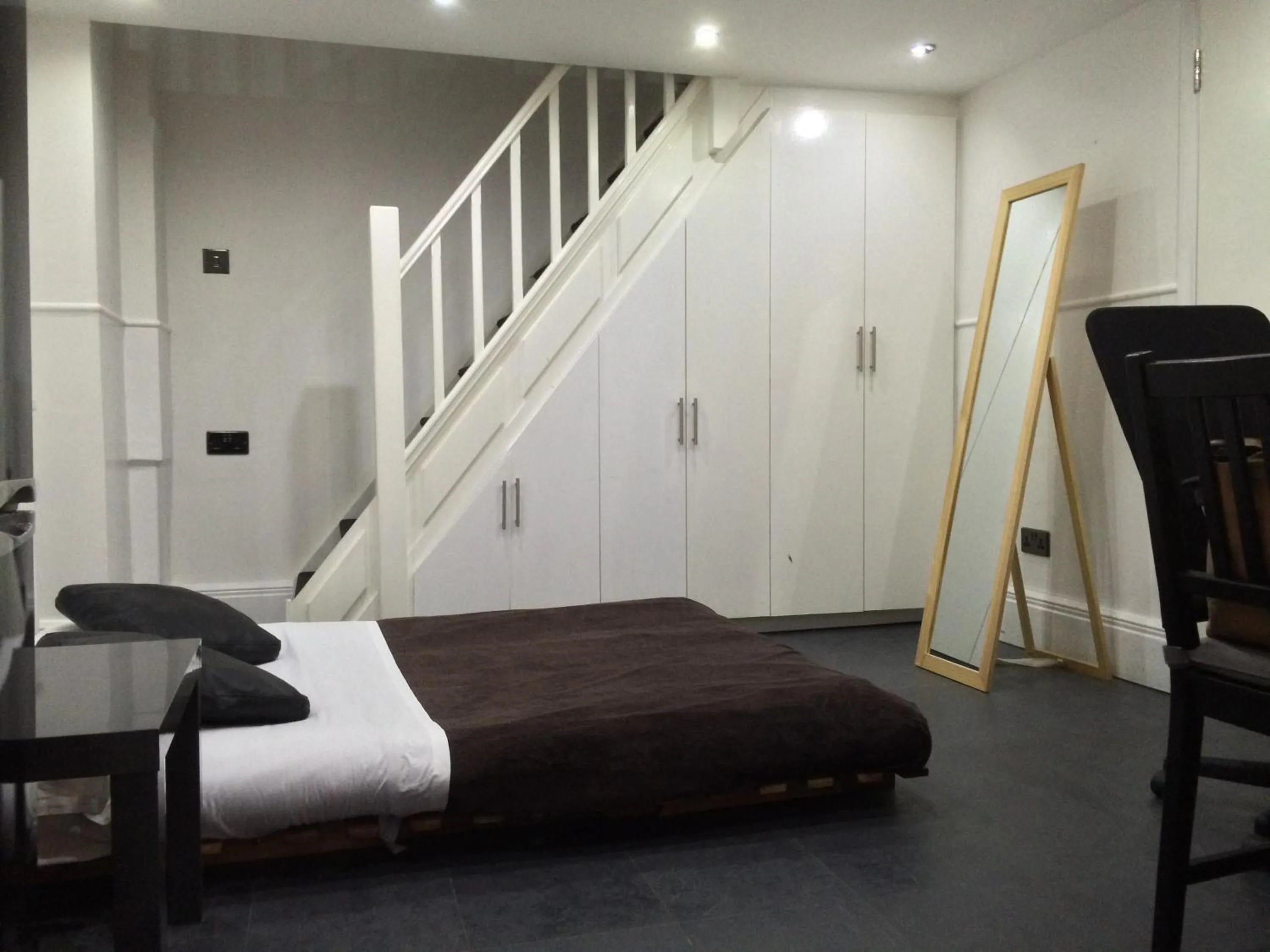 Photo of the whole room in London Continental Hotel