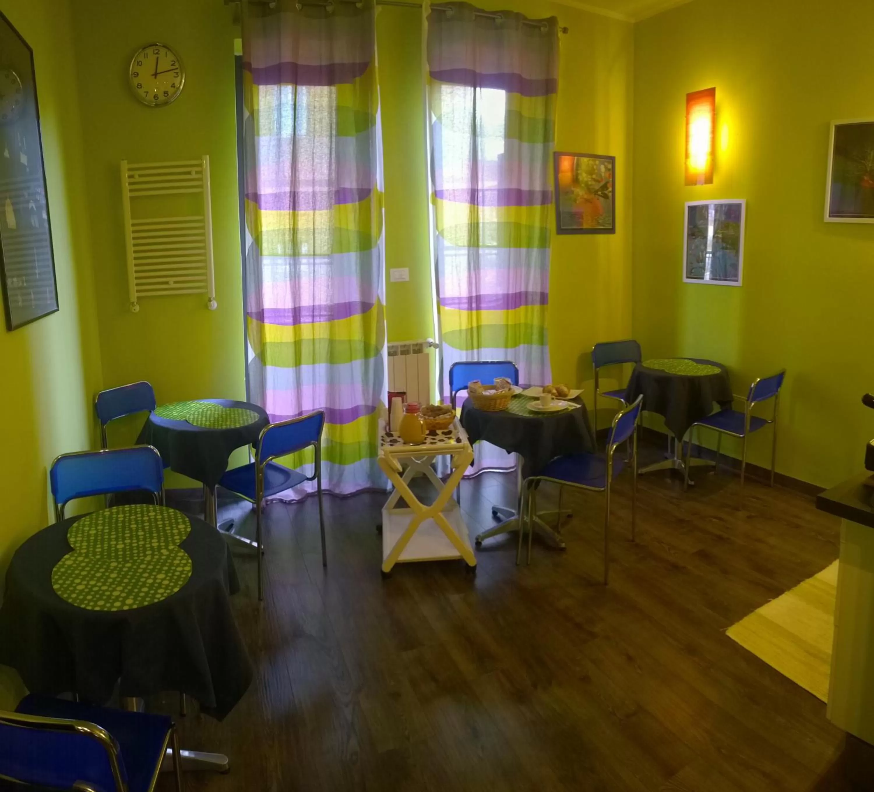 Communal kitchen, Restaurant/Places to Eat in Almi Rooms