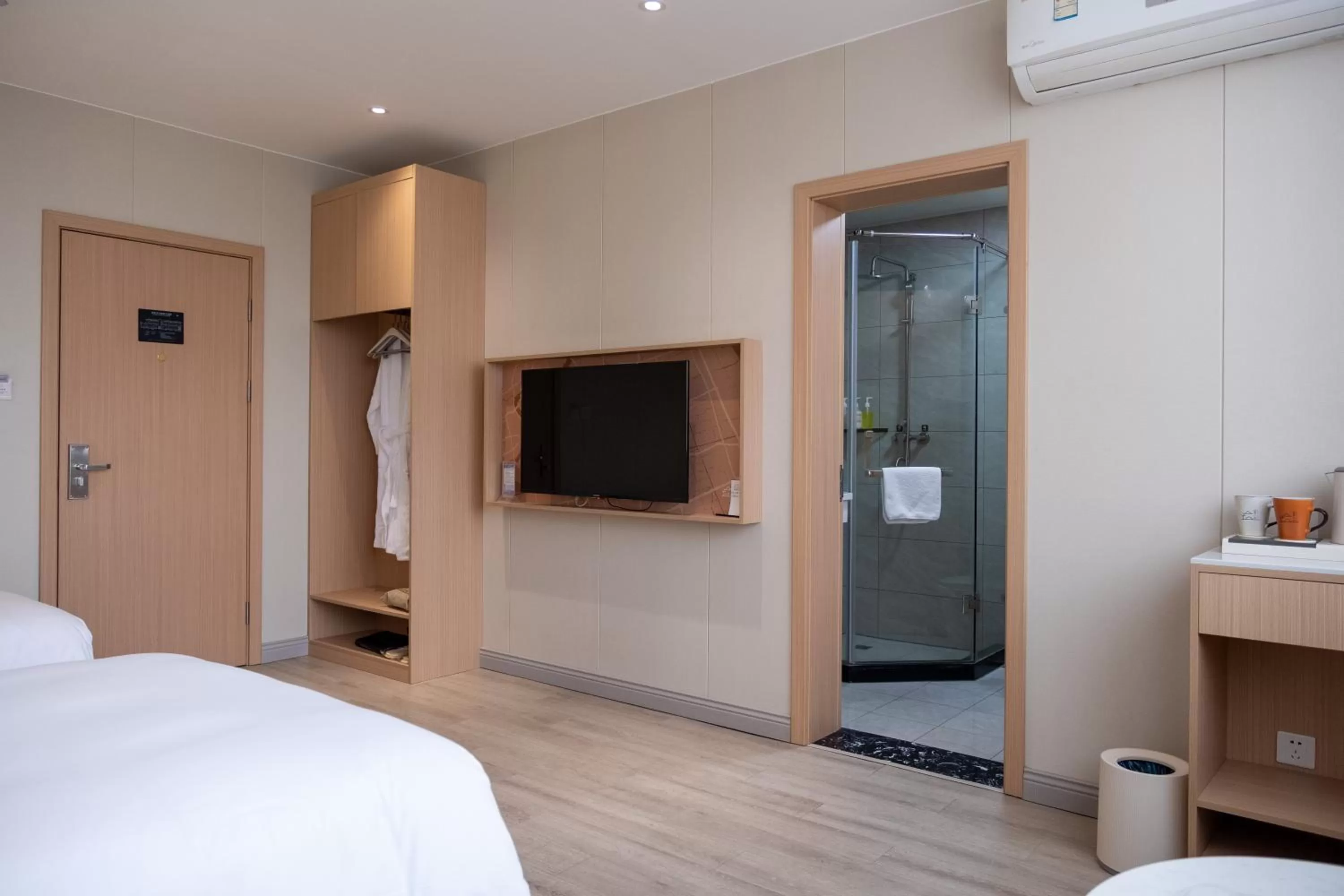 TV and multimedia, Bed in Shanghai JOYFUL YARD Hotel-Free shuttle bus to Pudong Airport and Disneyland