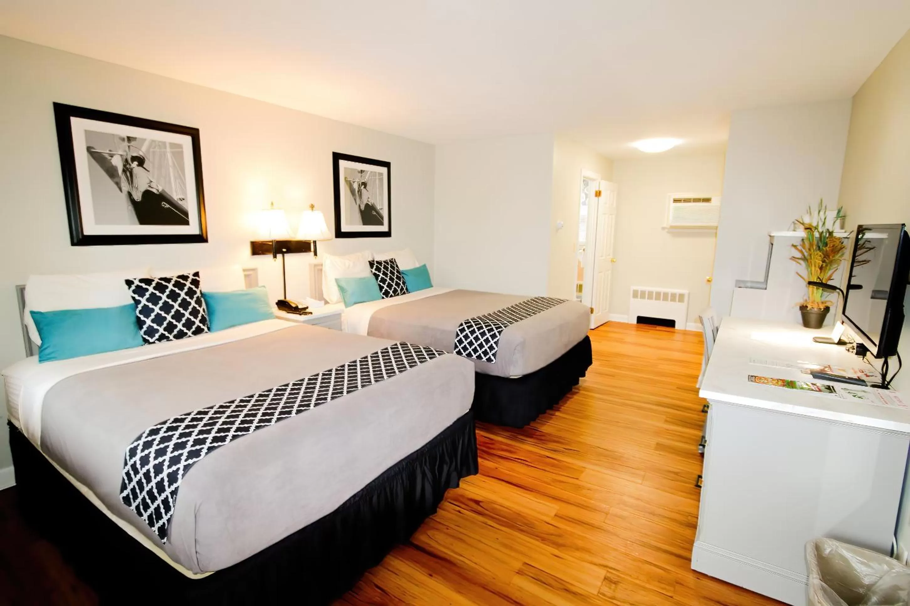 Bed in Colonial Inn Seekonk