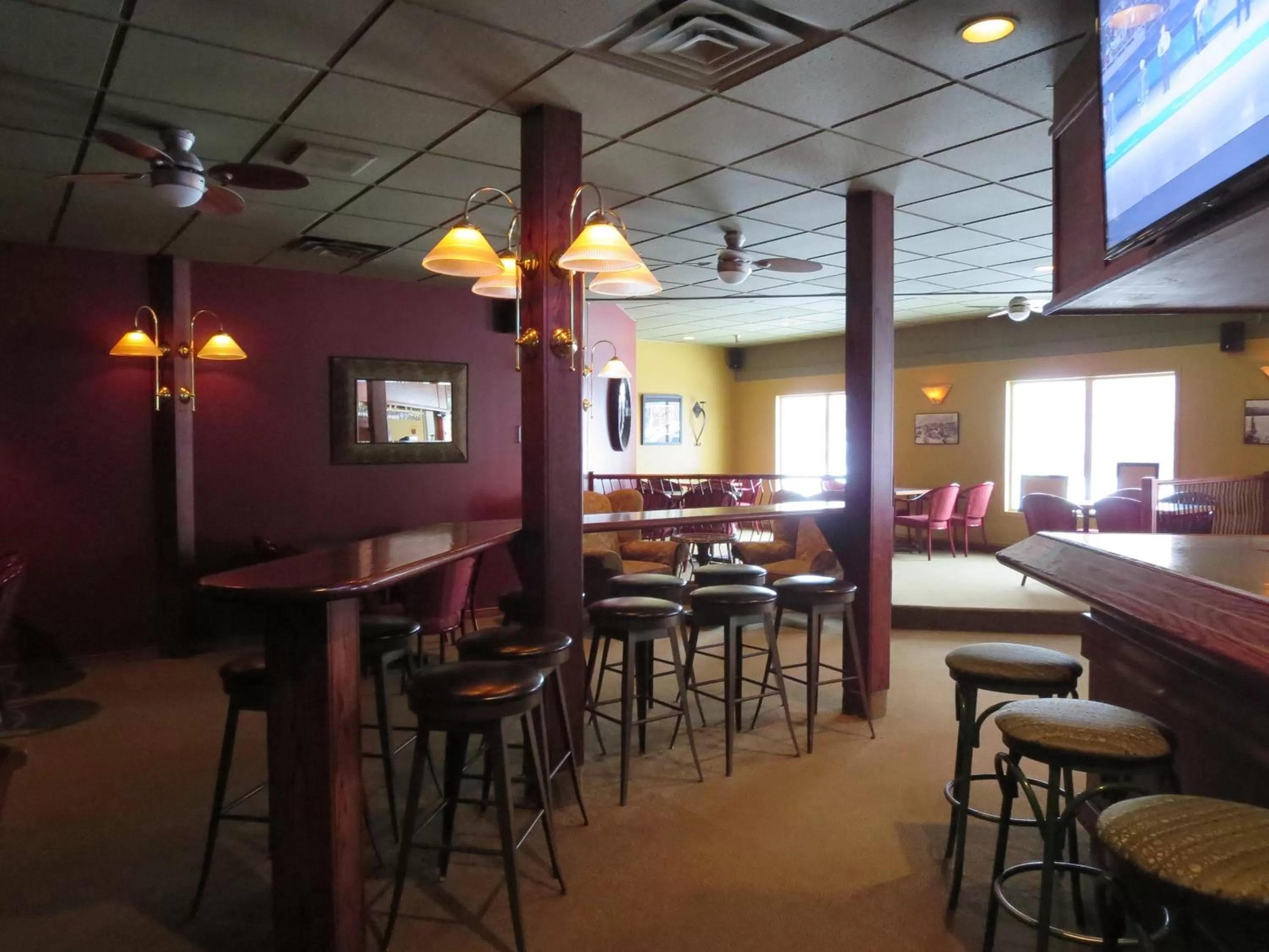 Restaurant/places to eat in Town and Mountain Hotel