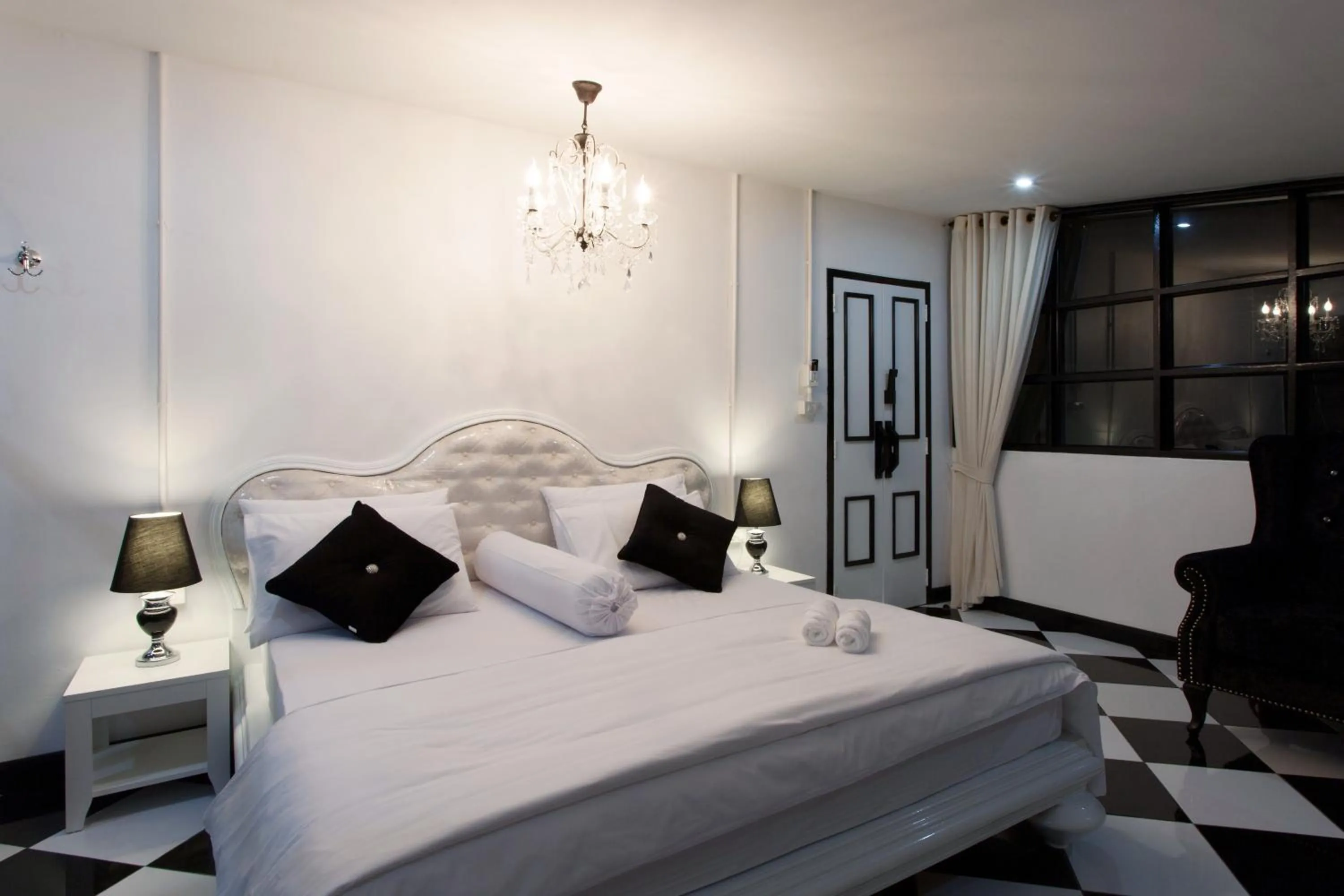 Photo of the whole room in Meroom