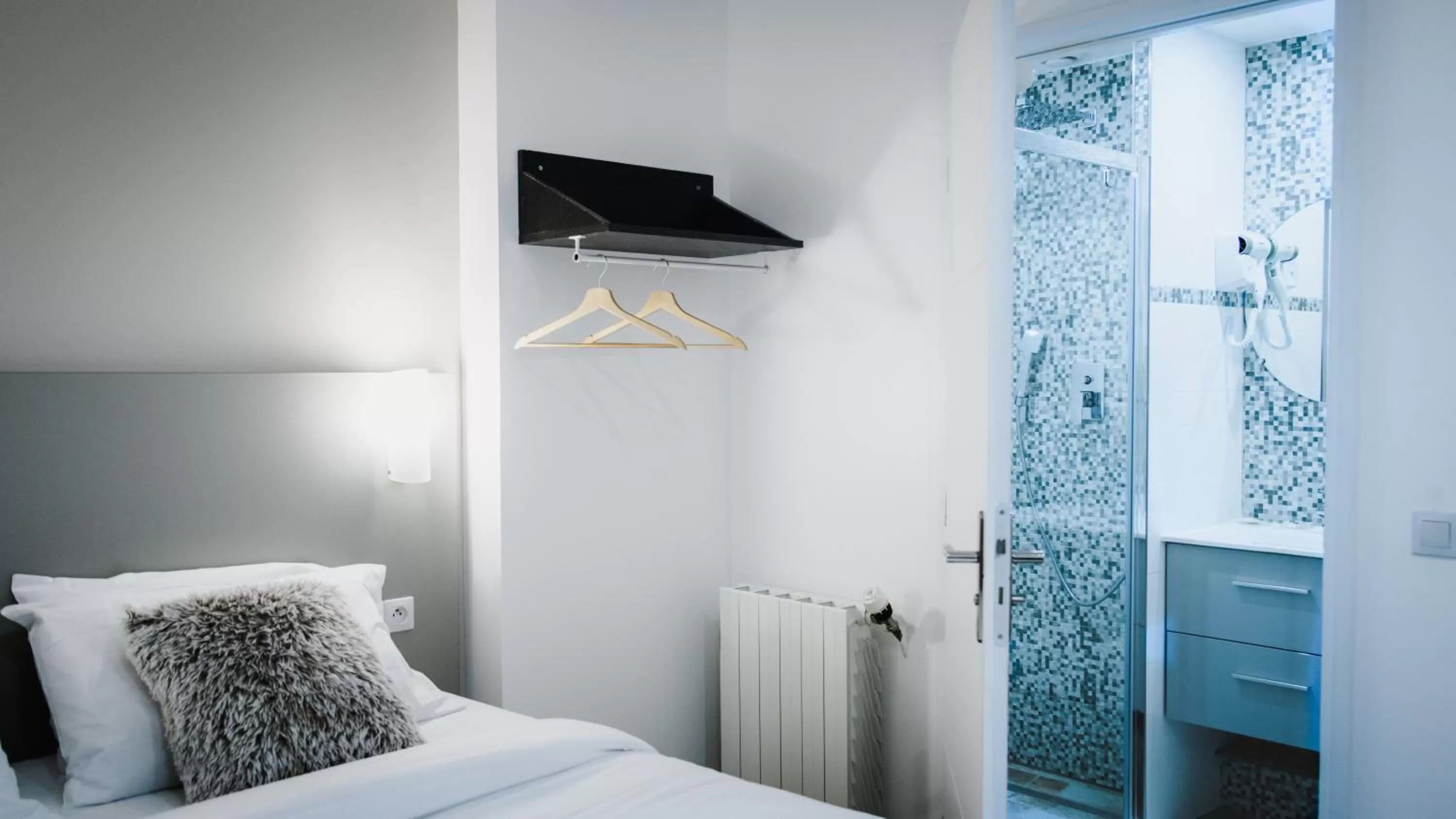 Bed in Hôtel des Arcades