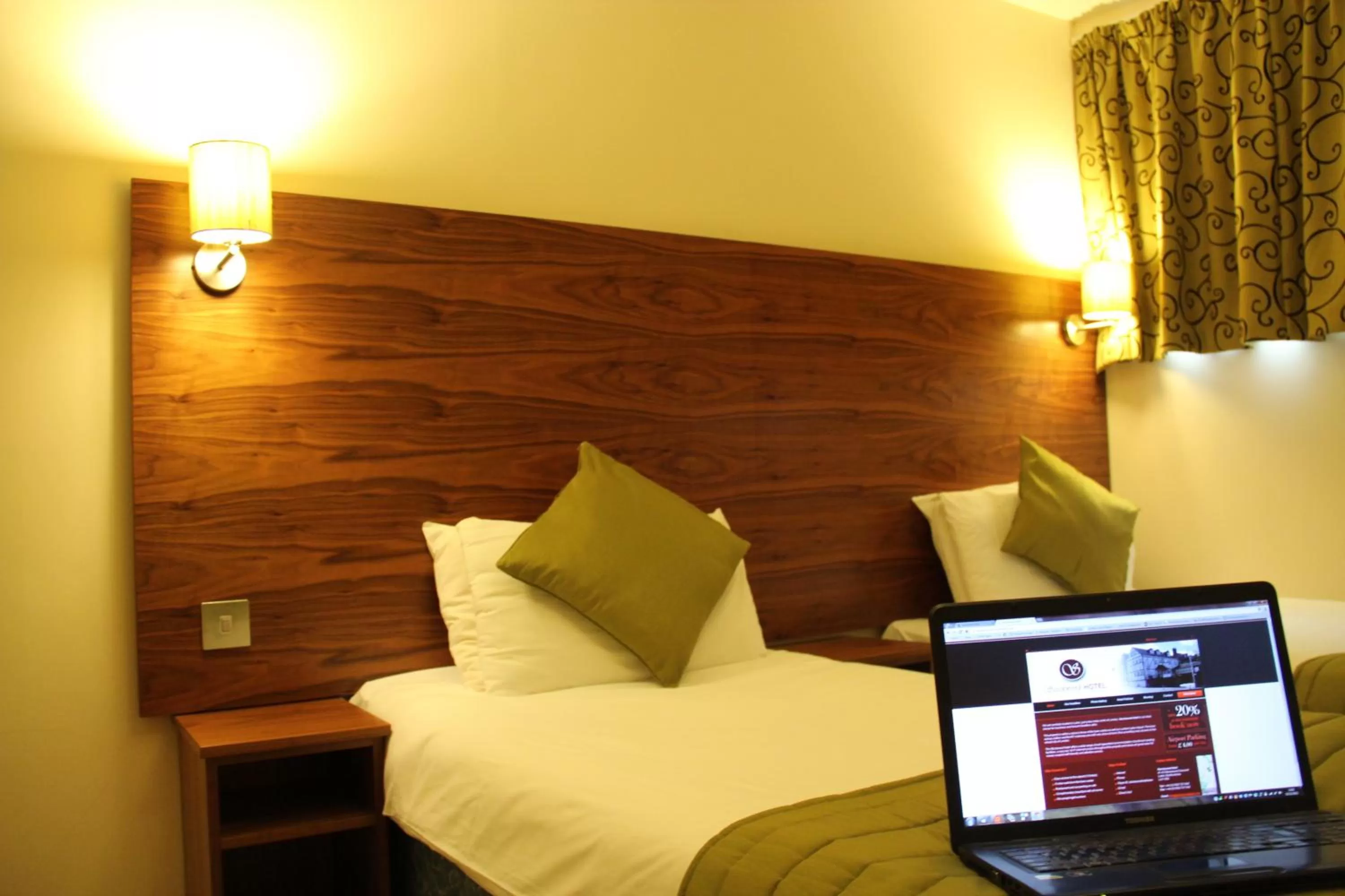 Double Room in Stockwood Hotel - Luton Airport