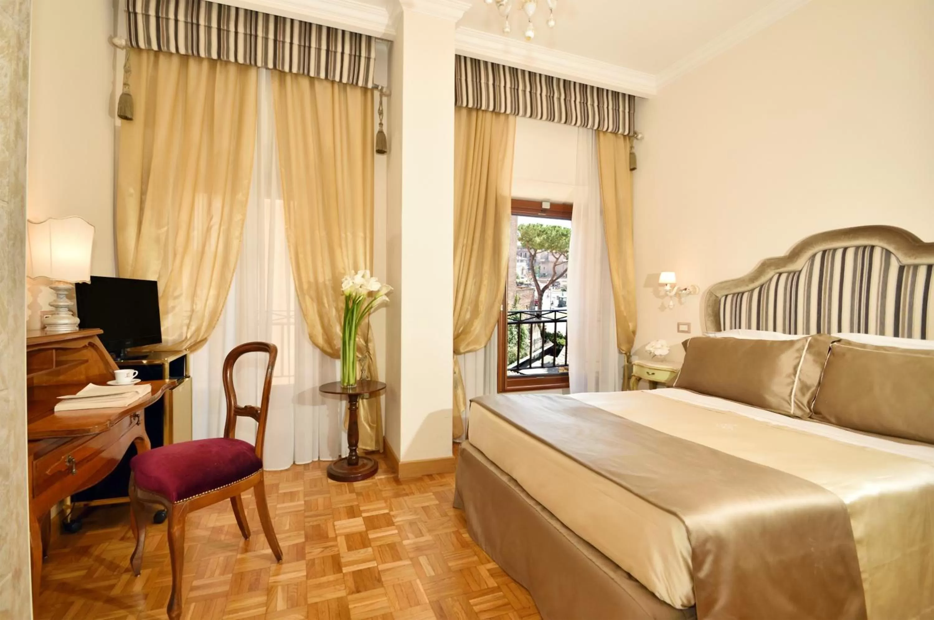 Photo of the whole room, Bed in Hotel Forum