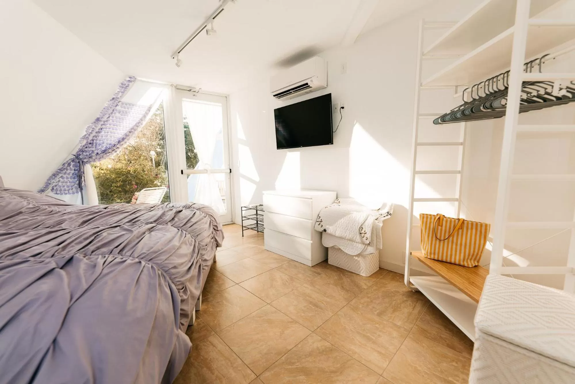 Bedroom, Bed in Pyramids in Florida