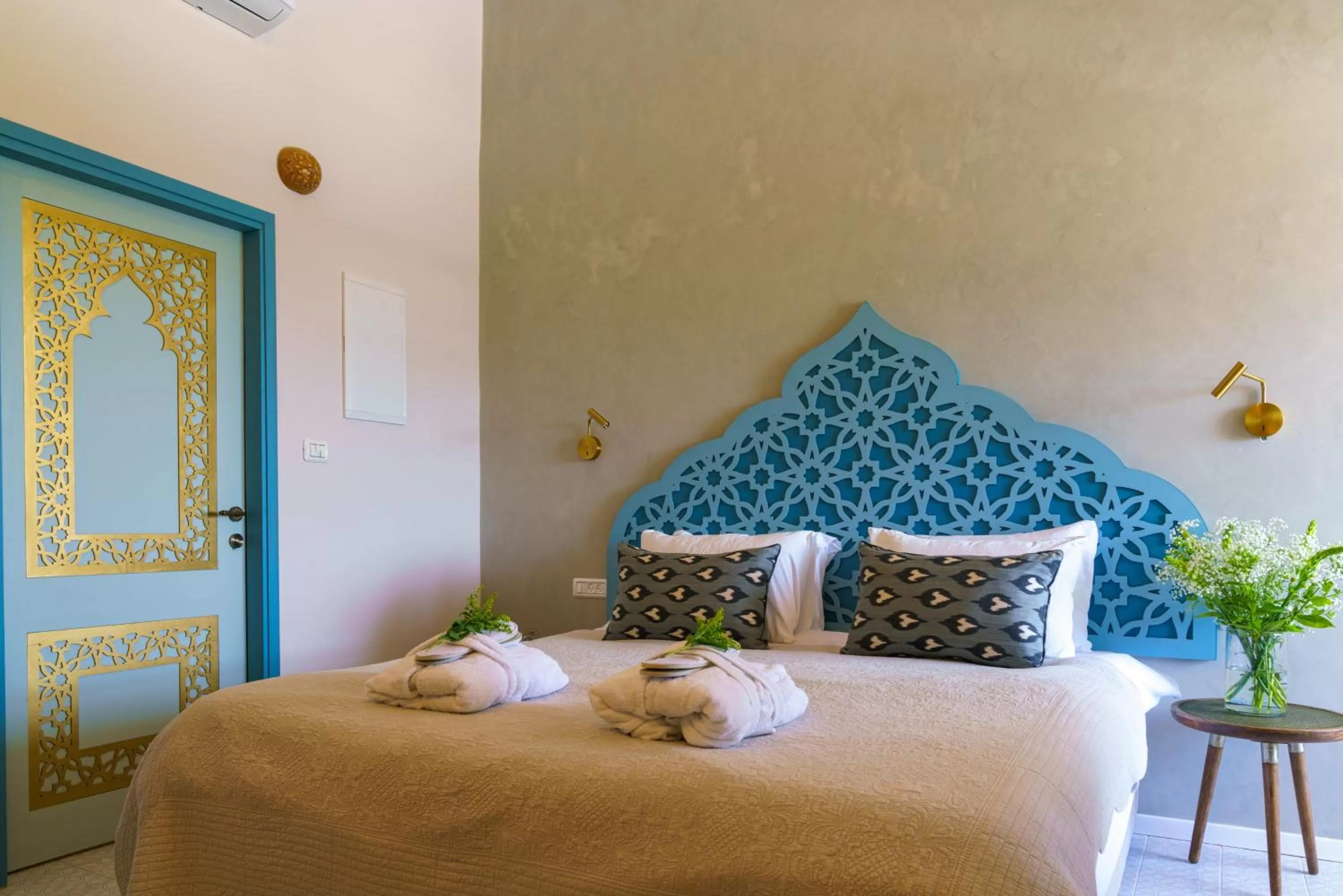 Bed in The Way Inn - Boutique Suites