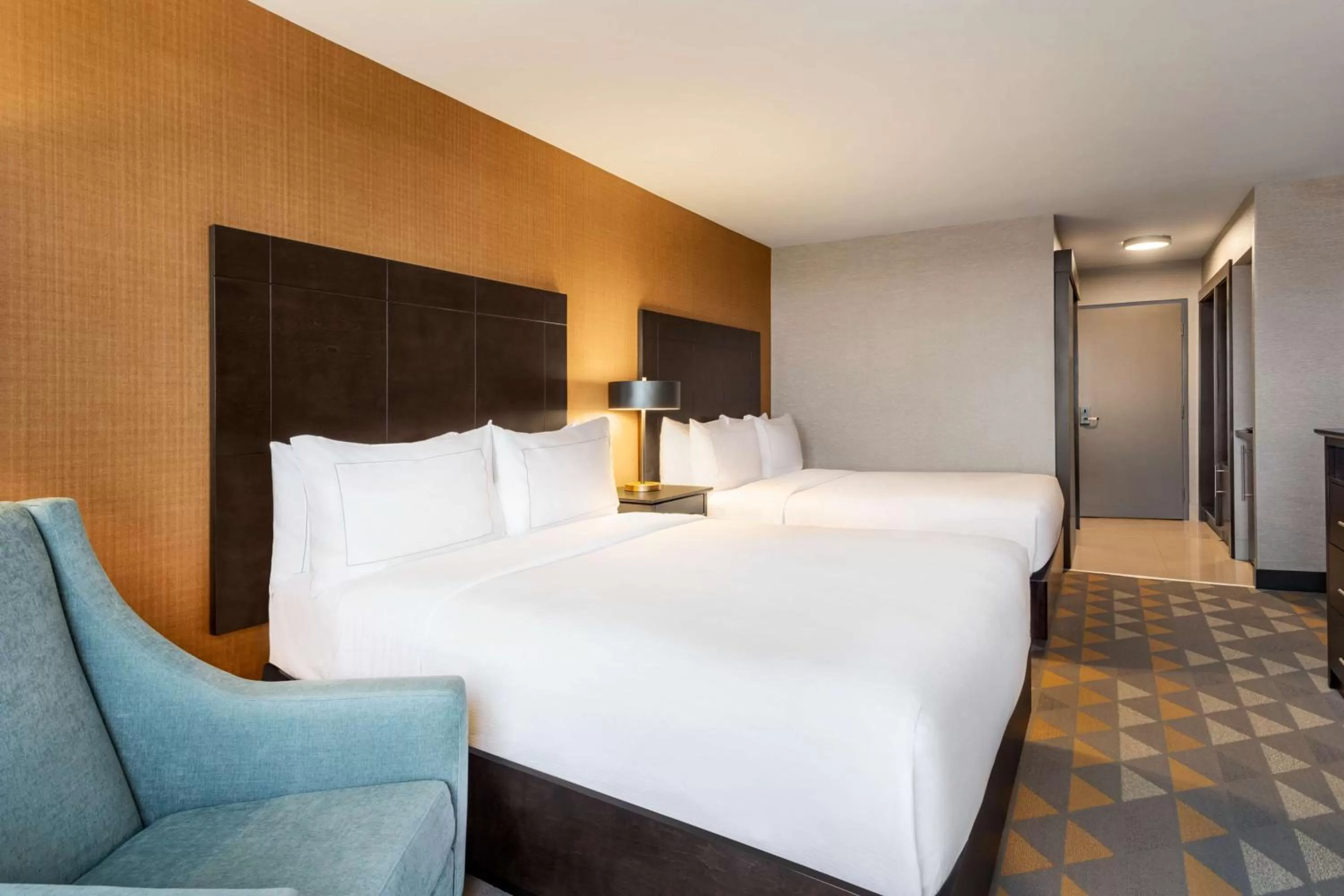 Bed in Doubletree By Hilton Pointe Claire Montreal Airport West