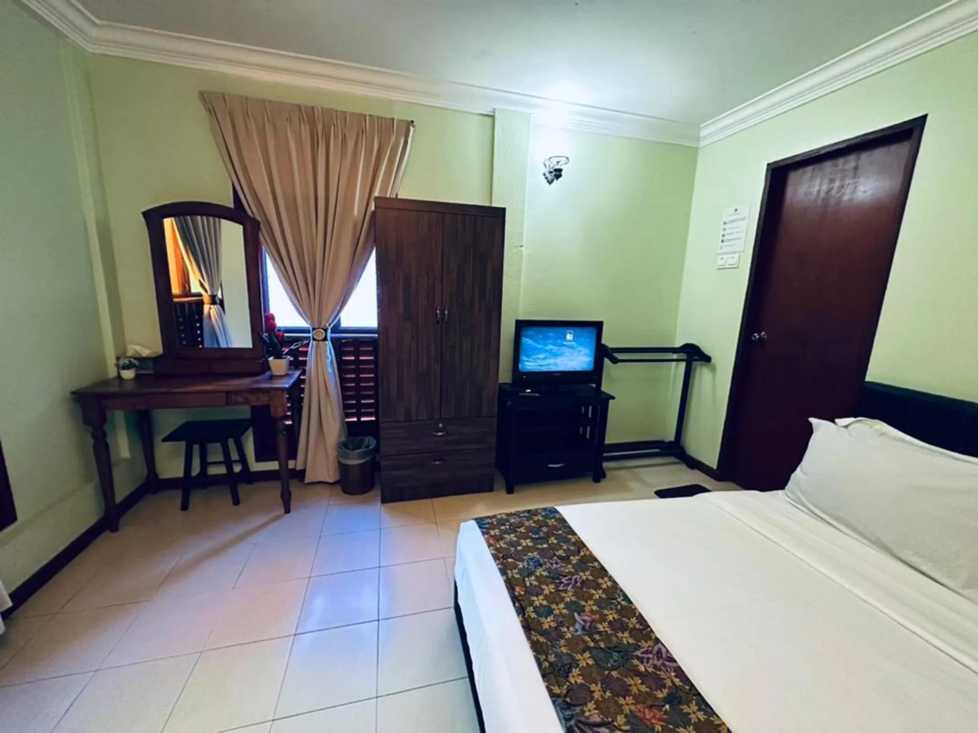 Bed, TV/Entertainment Center in MORTEN VILLA MELAKA