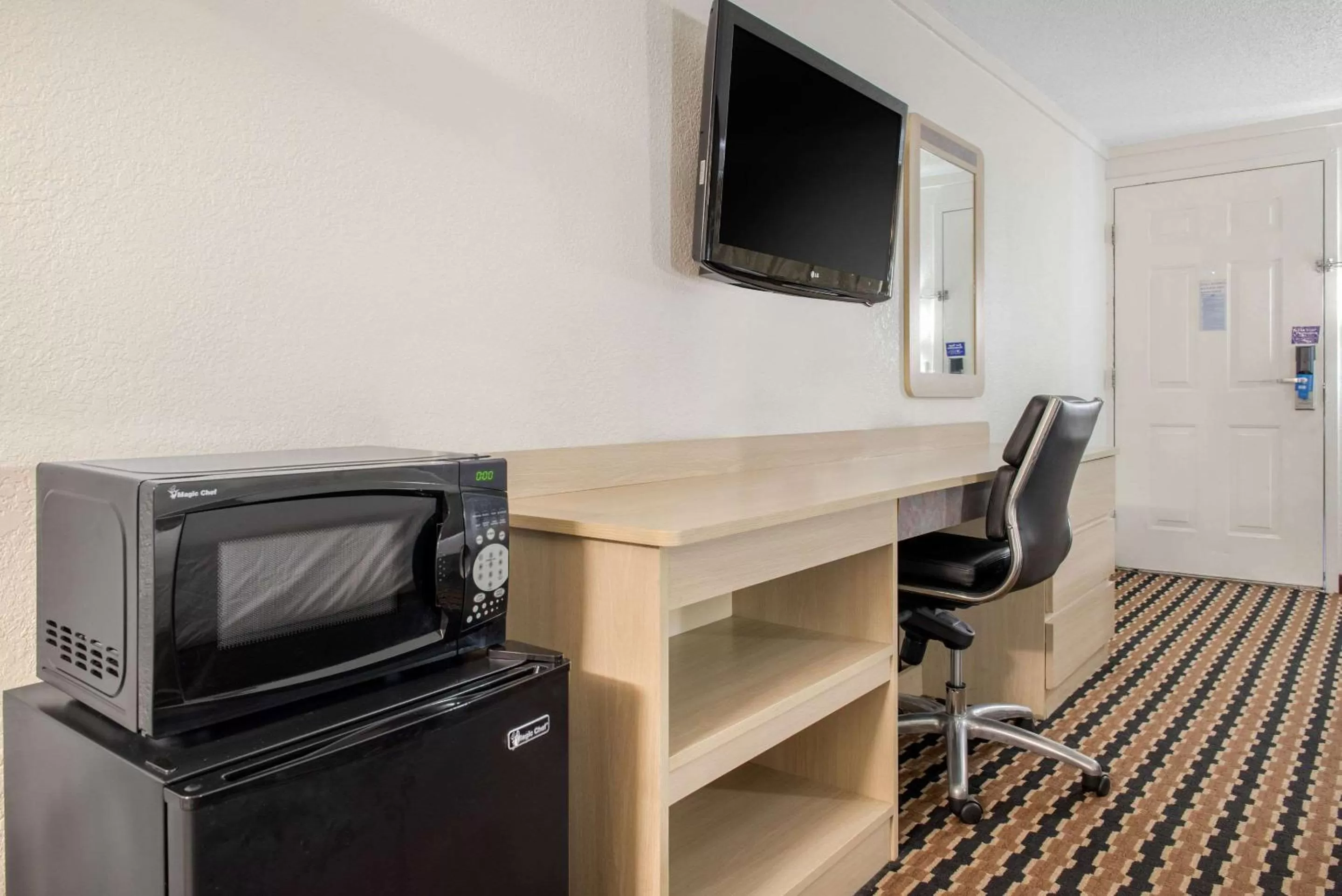 Photo of the whole room, TV/Entertainment Center in Rodeway Inn Sharonville