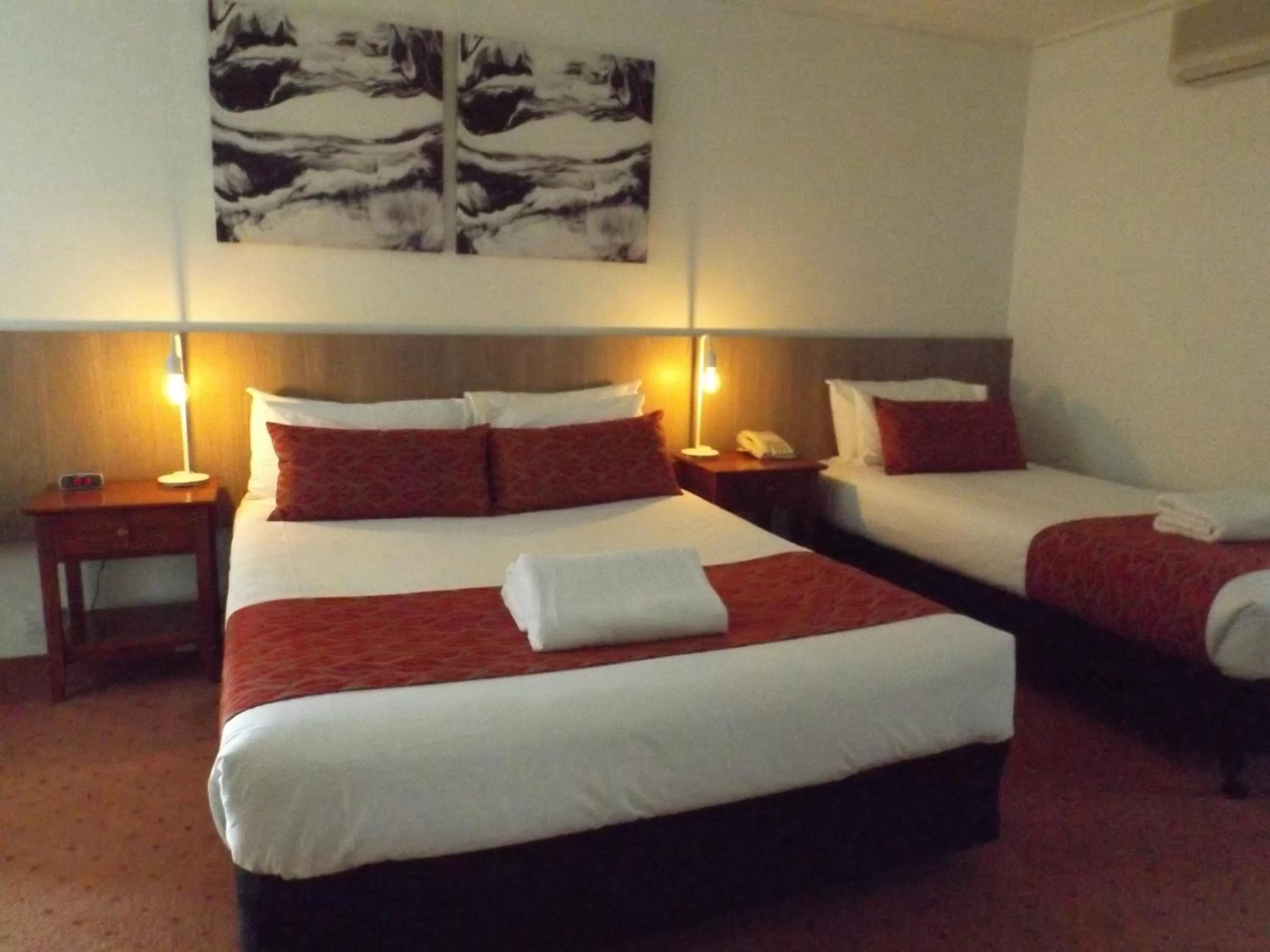 Bed in Central Court Motel Warrnambool