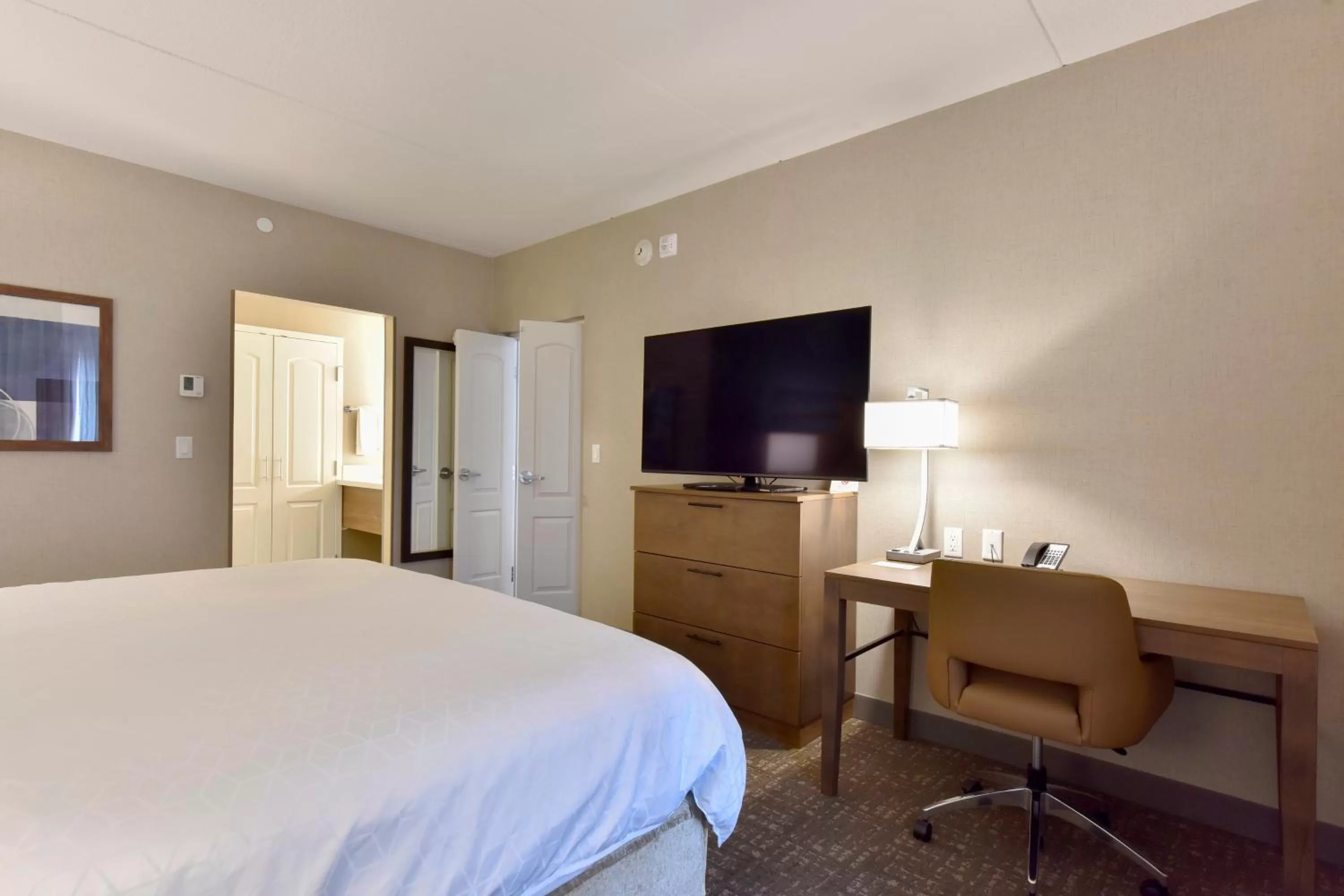 Photo of the whole room, Bed in Staybridge Suites - Waterloo - St. Jacobs Area