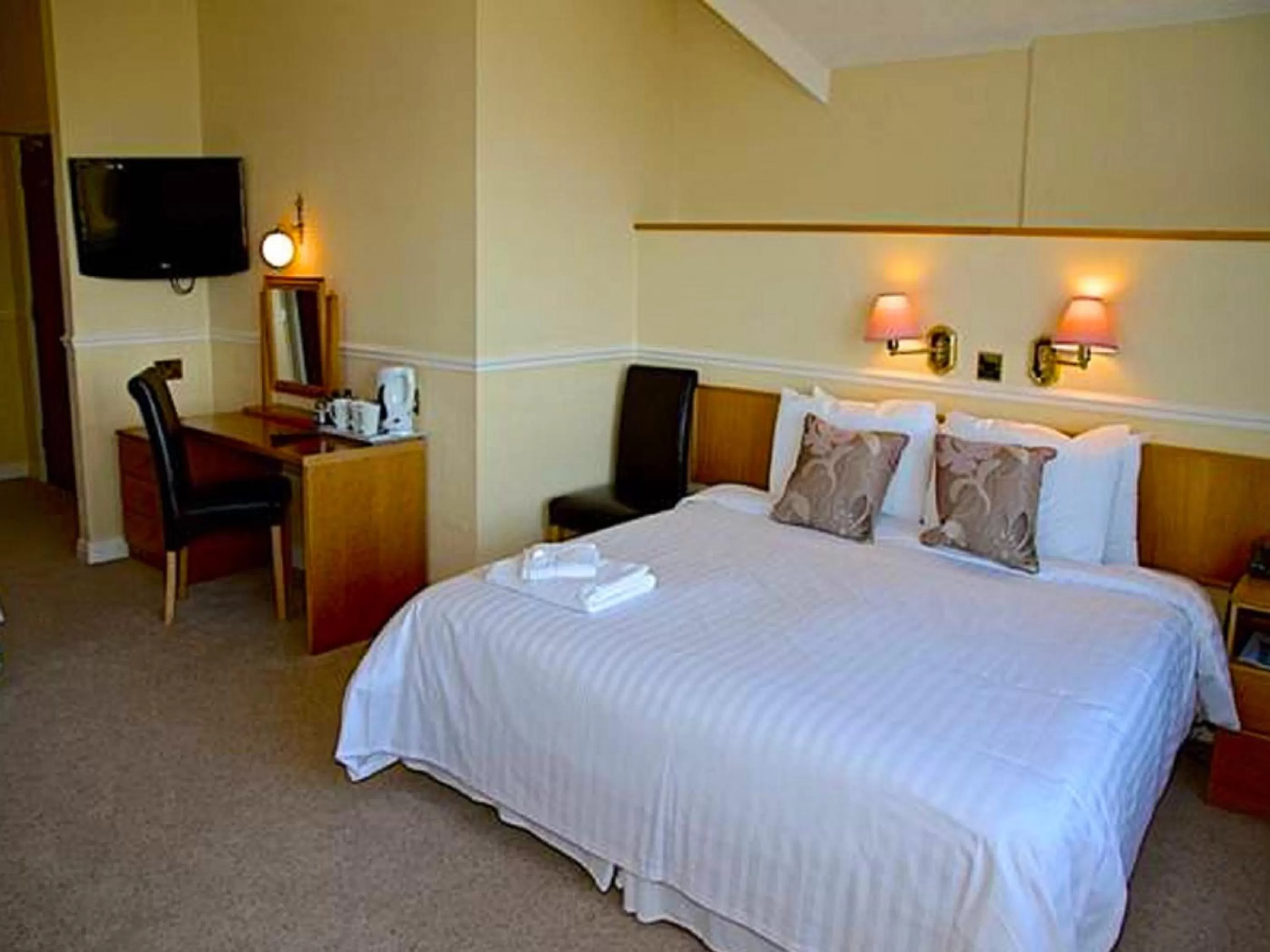 Bedroom, Bed in North Shore Hotel