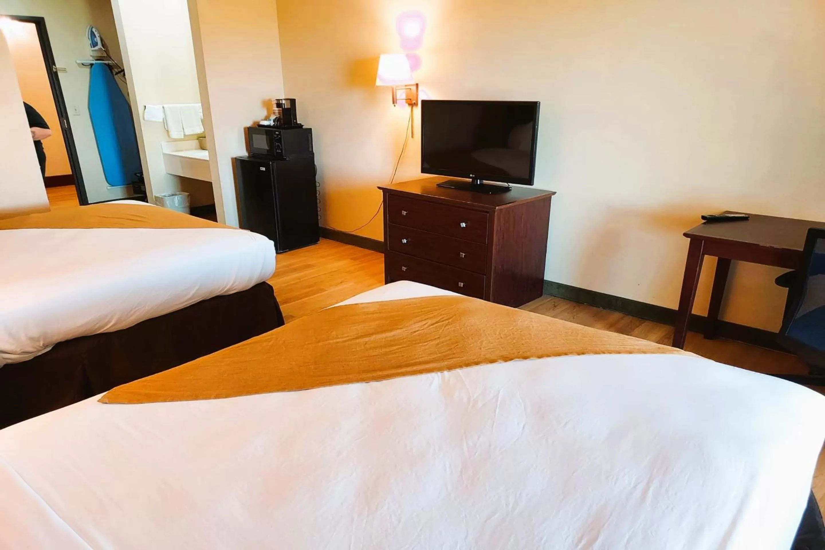 Bedroom, Bed in McPherson Inn By OYO, I-135