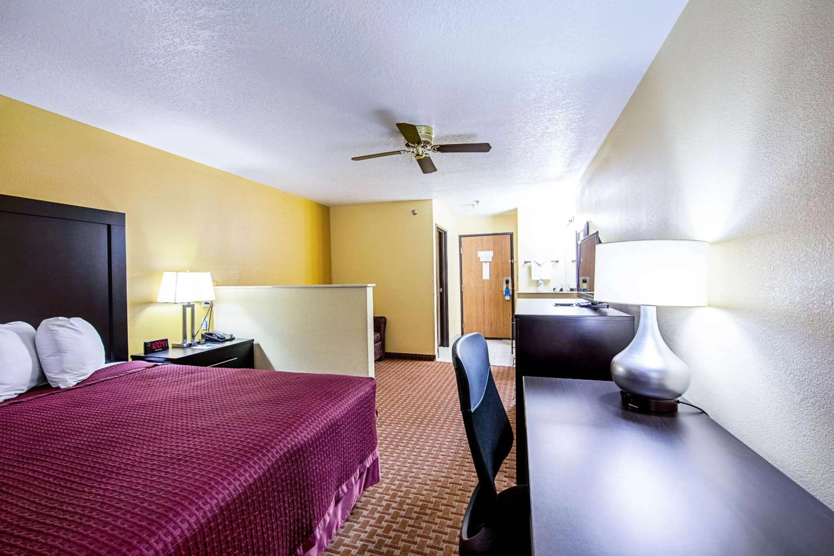 Photo of the whole room, Bed in Rodeway Inn & Suites Monticello
